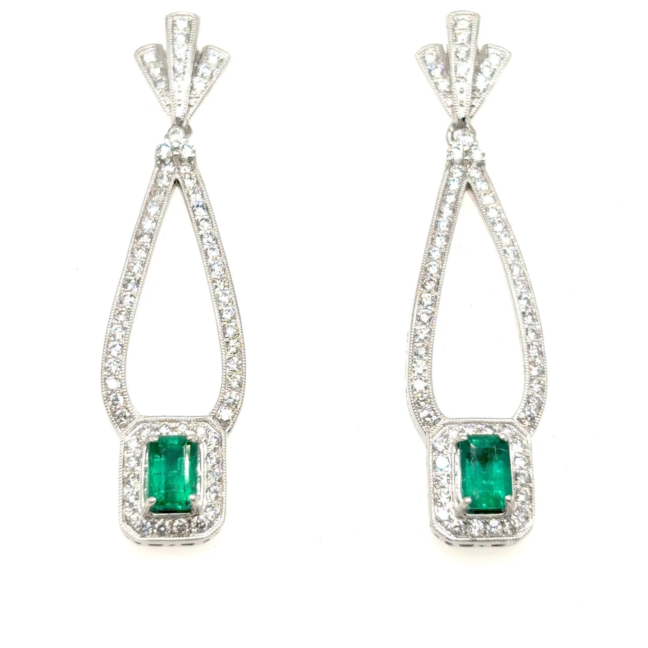 Dieses elegante Paar besteht aus einem 1,29-karätigen Smaragd im Smaragdschliff, der von einem funkelnden Diamantenhalo umrahmt wird und an einem ausgeschnittenen Tropfen hängt, der mit pavégefassten Diamanten akzentuiert ist, die sich anmutig