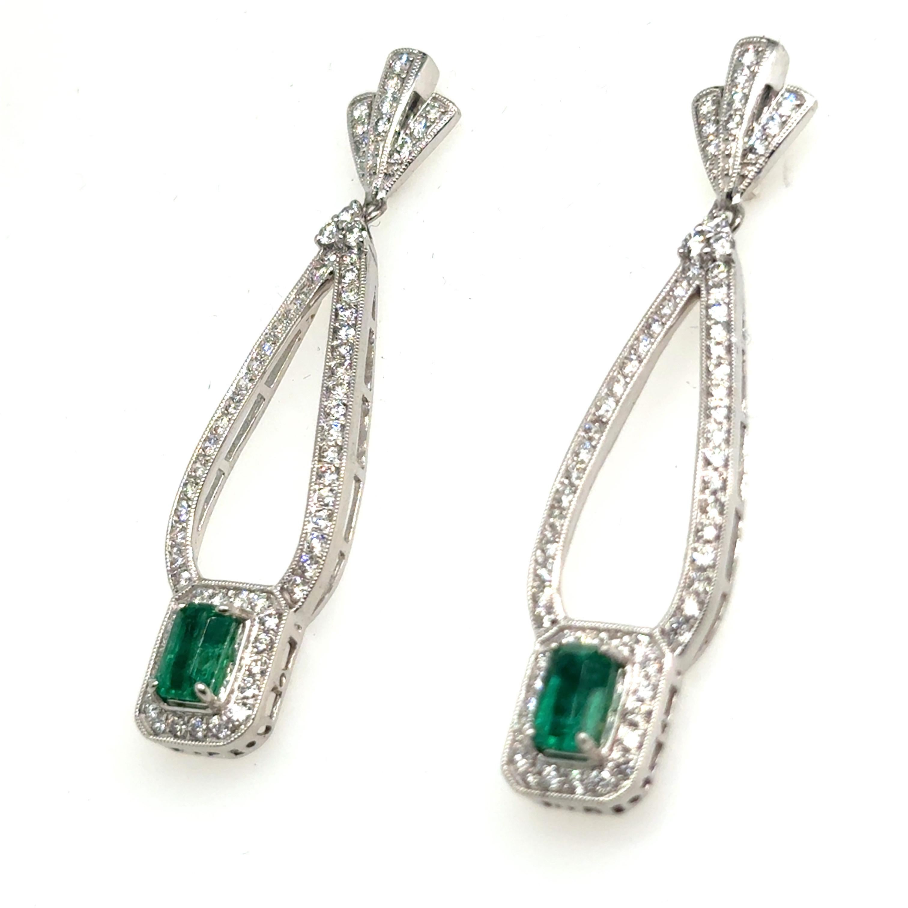 1,29 Karat Smaragdschliff Smaragd-Diamant Ohrringe baumelnd (Kunsthandwerker*in) im Angebot