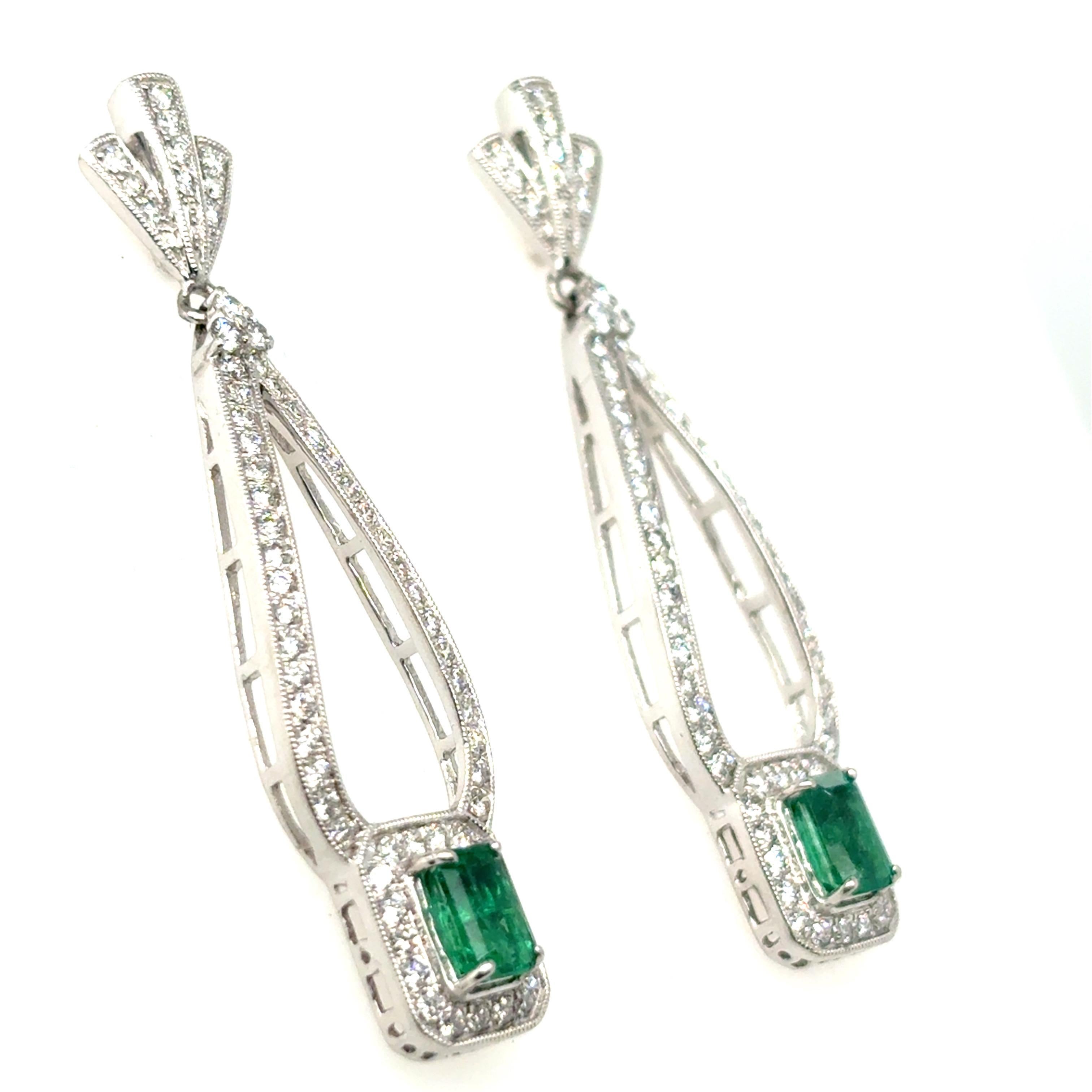 1,29 Karat Smaragdschliff Smaragd-Diamant Ohrringe baumelnd im Angebot 1