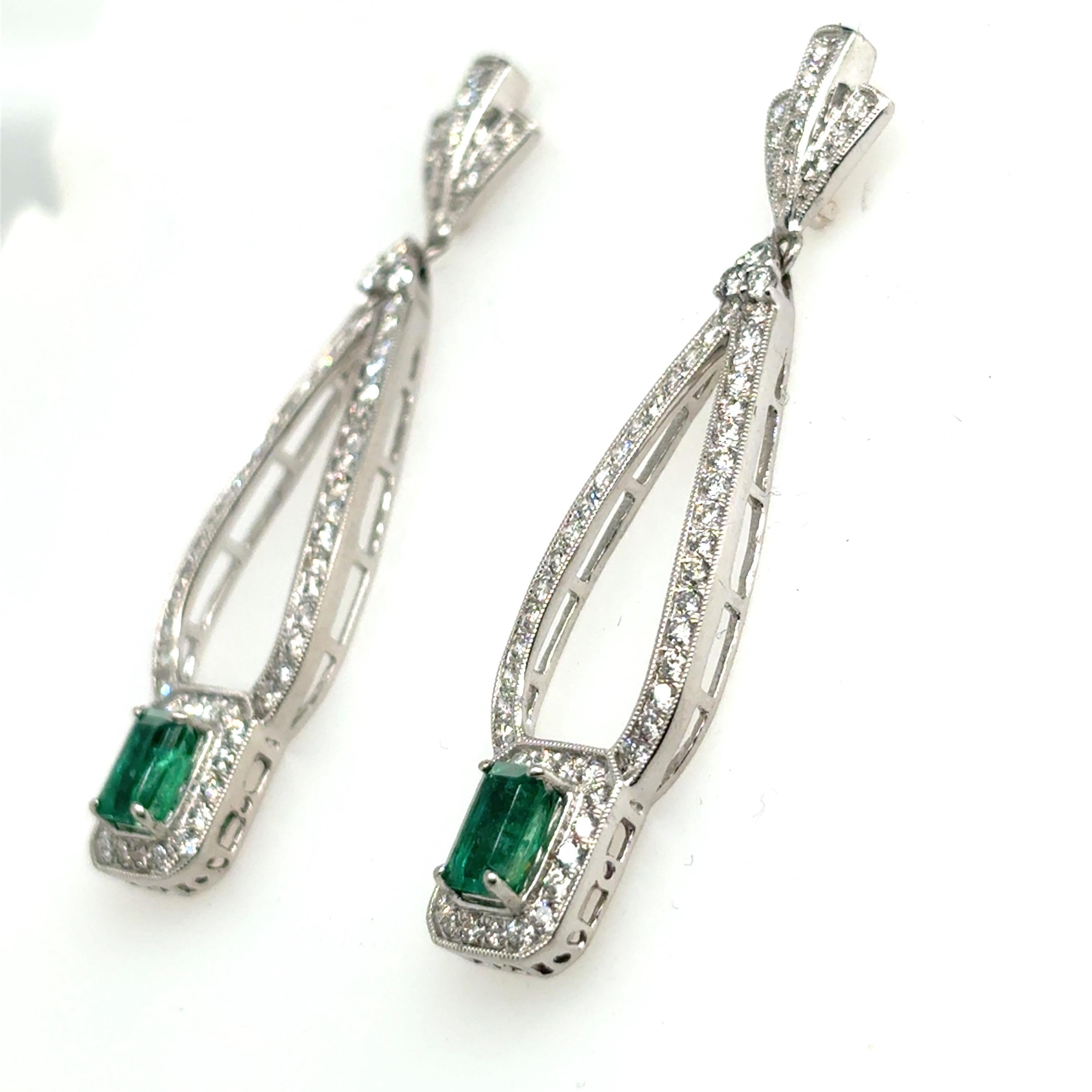 1,29 Karat Smaragdschliff Smaragd-Diamant Ohrringe baumelnd im Angebot 2