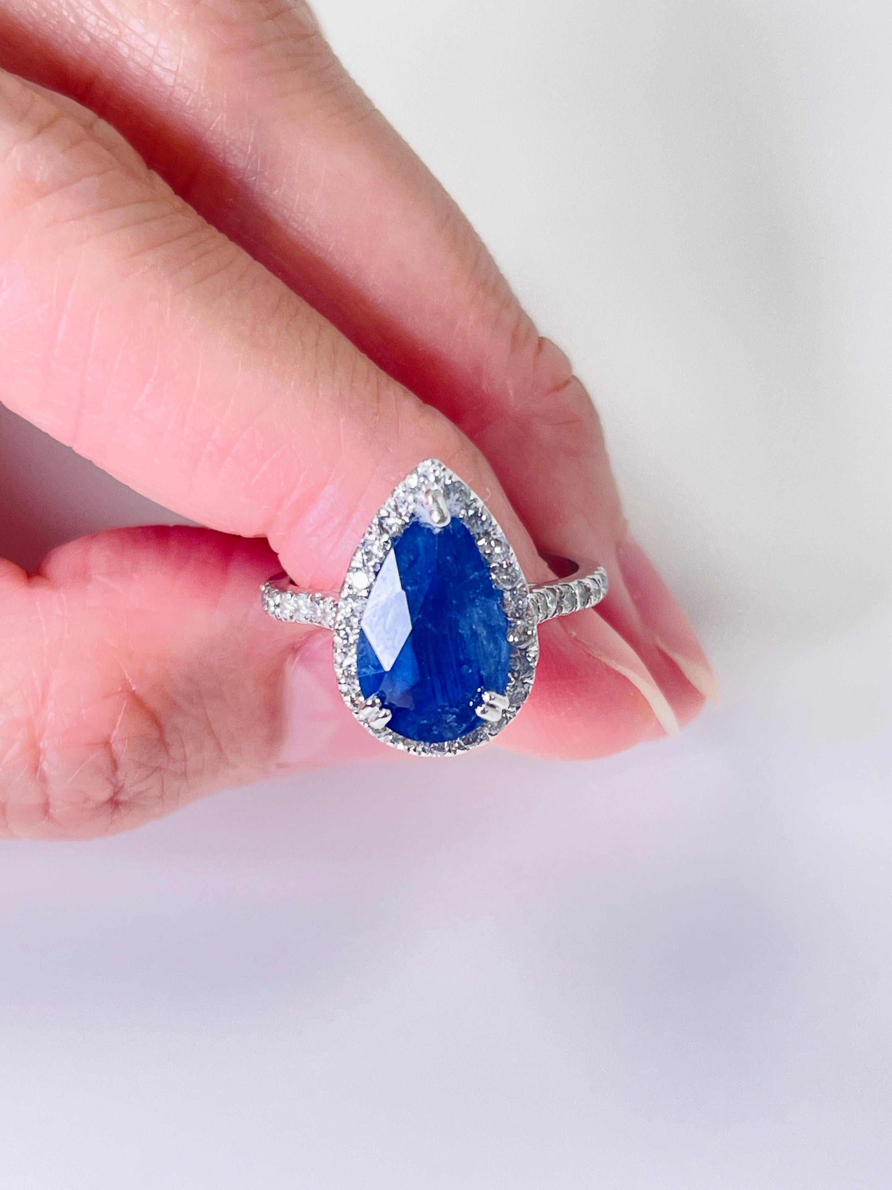 Bague en or blanc 14 carats avec saphir naturel bleu intense en forme de poire de 1,29 carat et diamants en vente 4