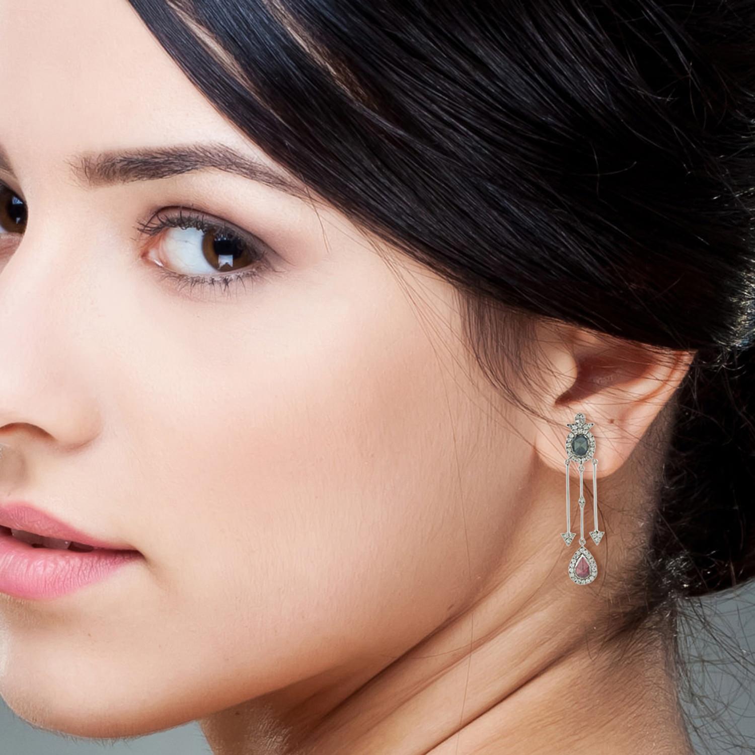 Realizzati a mano in oro 18 carati, questi splendidi orecchini a goccia sono incastonati con 1,29 carati di diamanti rosati. 

SEGUI  Visita la vetrina di Meghna Jewels per vedere l'ultima collezione e i pezzi esclusivi.  Meghna Jewels è