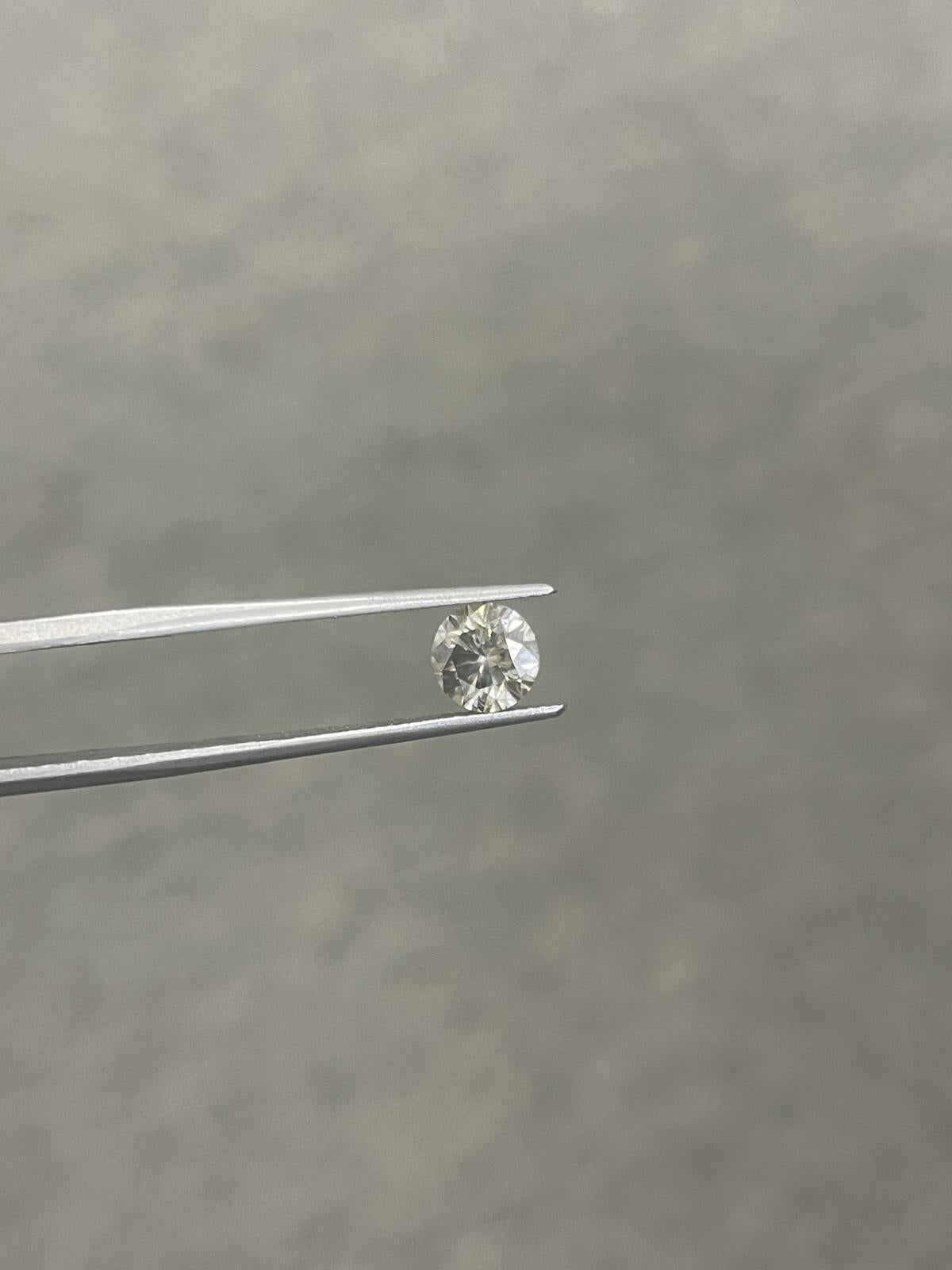 1.29 Carats round color loosed diamond

Natural Greenish Gray, Si1

*Free shipping within the US