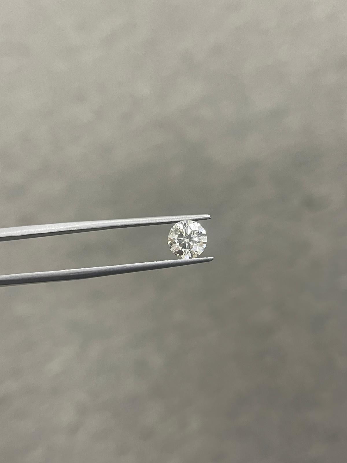 Größe des Diamanten: 1,29 Karat (das Gewicht des Diamanten).

Die Form: Rund (der Schliff des Diamanten).

Fassung: 6-Zacken-Fassung aus Gelbgold (schützt den Diamanten und verleiht ihm ein klassisches Aussehen).

Metall-Typ: 14K Gelbgold (14 Karat,