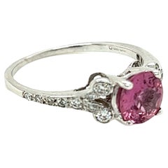 Anello con zaffiro rosa rotondo e diamante da 1,29 carati in oro bianco 18 carati