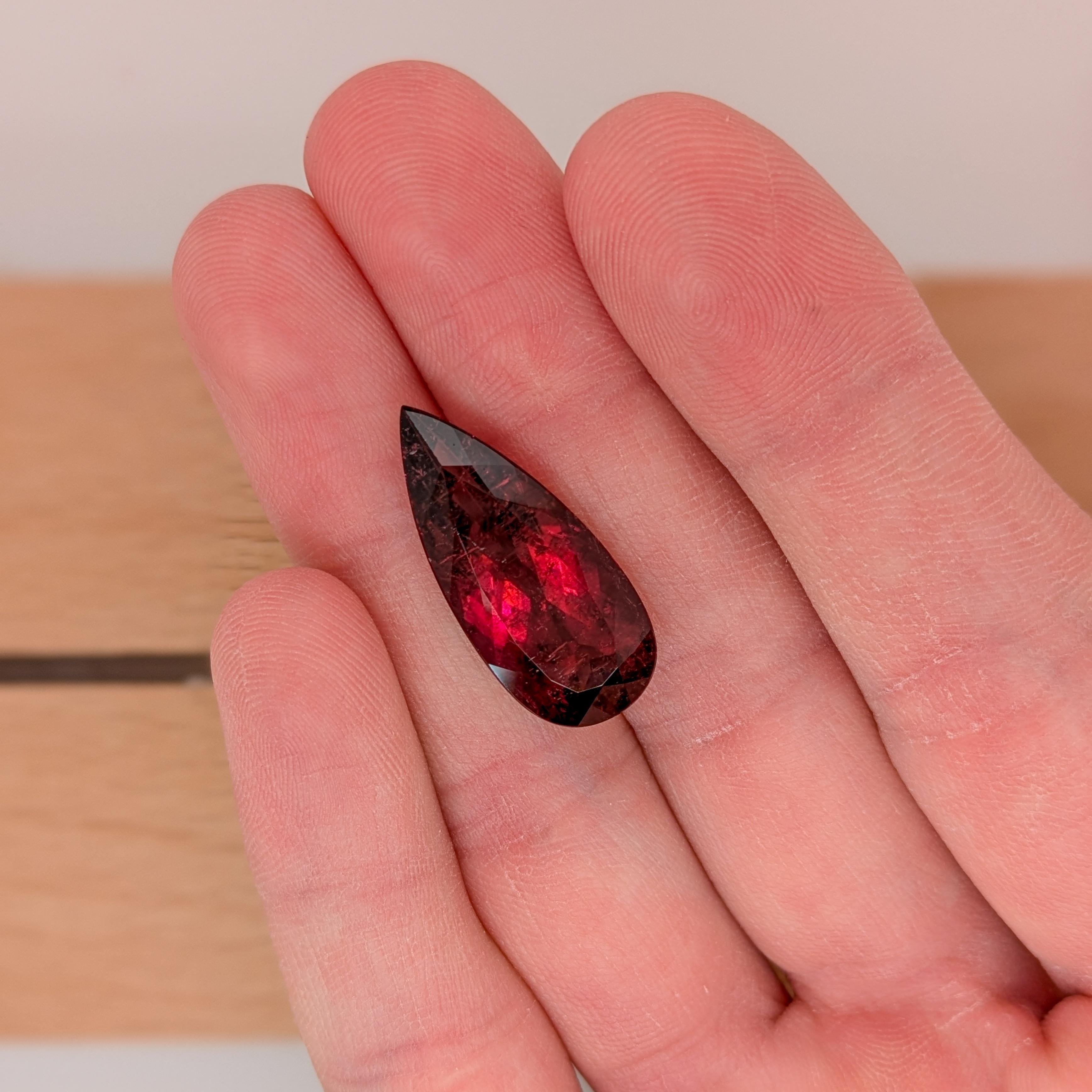Pierre précieuse tourmaline rubellite de 12.9 carats  Poire 25.7x11.3mm  Pierre précieuse en vrac Neuf - En vente à Columbus, OH