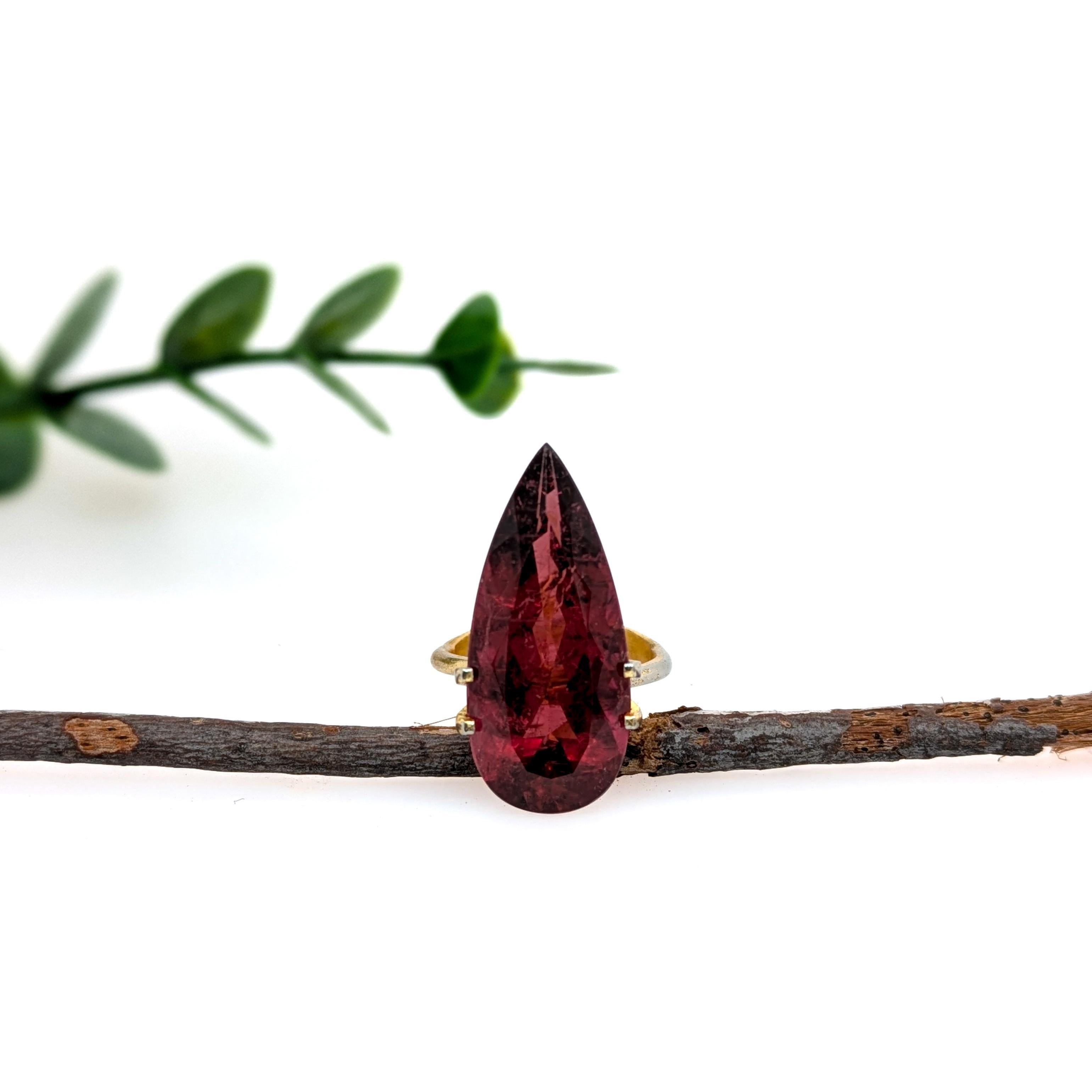 Pierre précieuse tourmaline rubellite de 12.9 carats  Poire 25.7x11.3mm  Pierre précieuse en vrac Pour femmes en vente