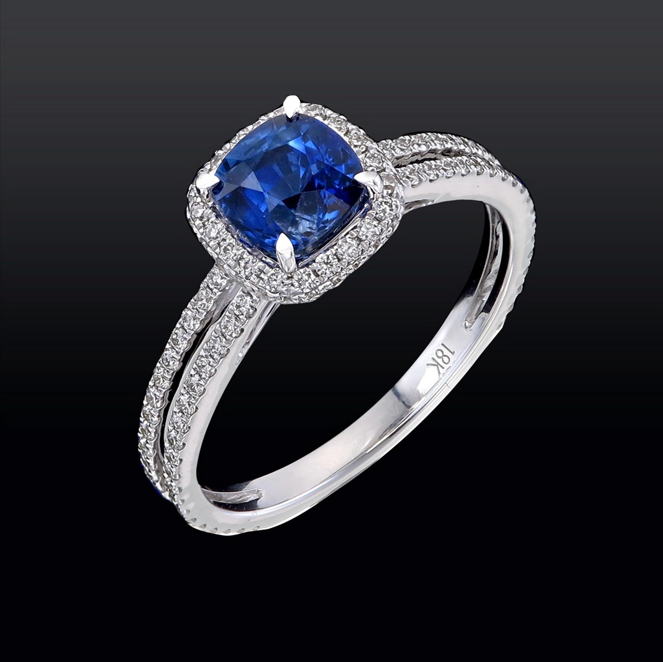 Dieser elegante Ring ist mit einem 1,29 Karat schweren natürlichen blauen Saphir im Kissenschliff besetzt, der für maximale Brillanz und Farbe sorgt. Der Saphir wird von einem zarten Halo aus schimmernden, runden Brillanten umrahmt, die seine