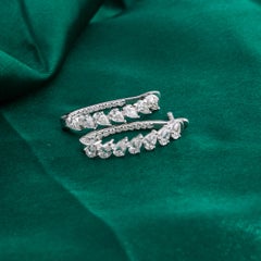Pendientes de aro con diamantes en forma de pera de 1,29 quilates en oro blanco de 18 quilates. Joyas hechas a mano