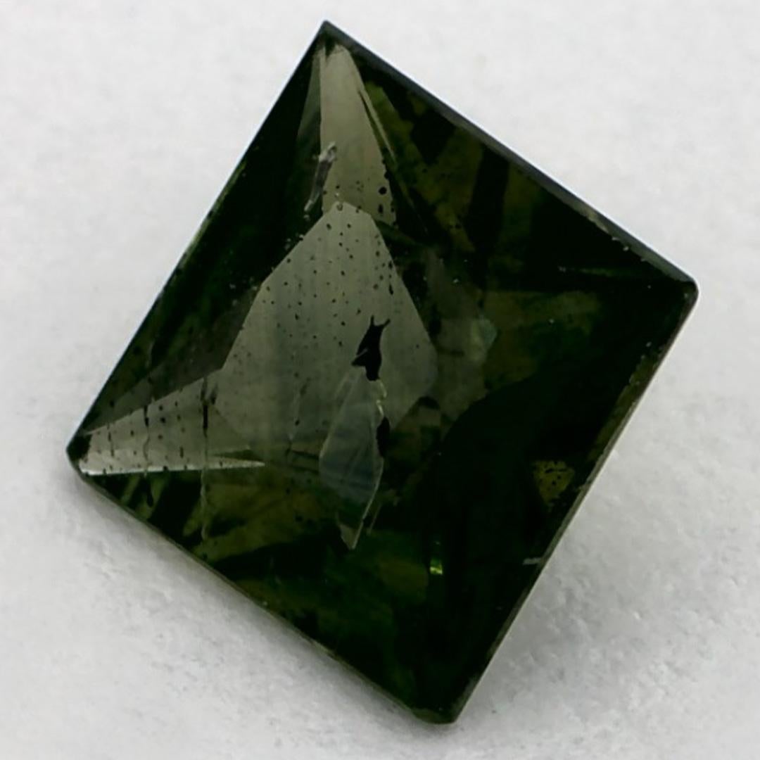 Este zafiro azul natural ofrece elegancia y sofisticación. Con su rica saturación de color y su corte preciso, es la pieza central perfecta para un anillo de compromiso o un diseño de joyería de lujo.

Este zafiro es originario de Sri Lanka