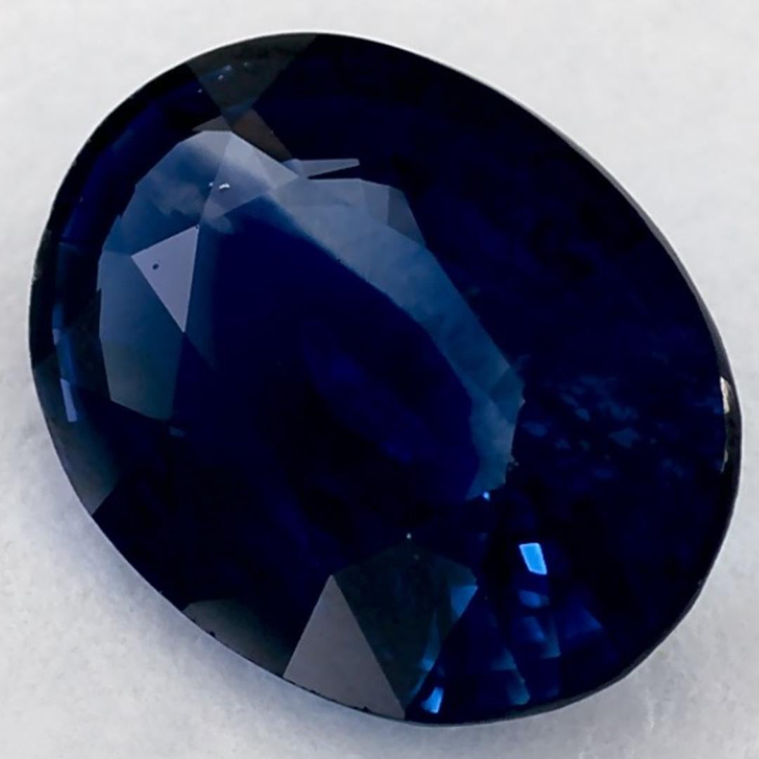 Este zafiro azul natural ofrece elegancia y sofisticación. Con su rica saturación de color y su corte preciso, es la pieza central perfecta para un anillo de compromiso o un diseño de joyería de lujo.

Este zafiro es originario de Sri Lanka