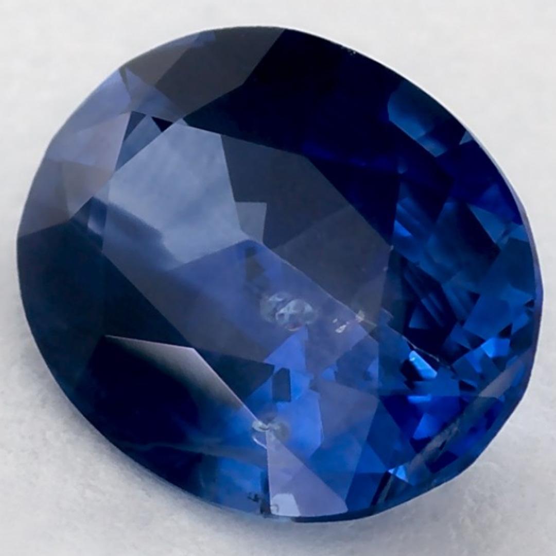 Dieser natürliche blaue Saphir bietet Eleganz und Raffinesse. Mit seiner satten Farbsättigung und seinem präzisen Schliff ist er das perfekte Herzstück für einen Verlobungsring oder ein luxuriöses Schmuckdesign.

Dieser Saphir stammt aus Sri Lanka