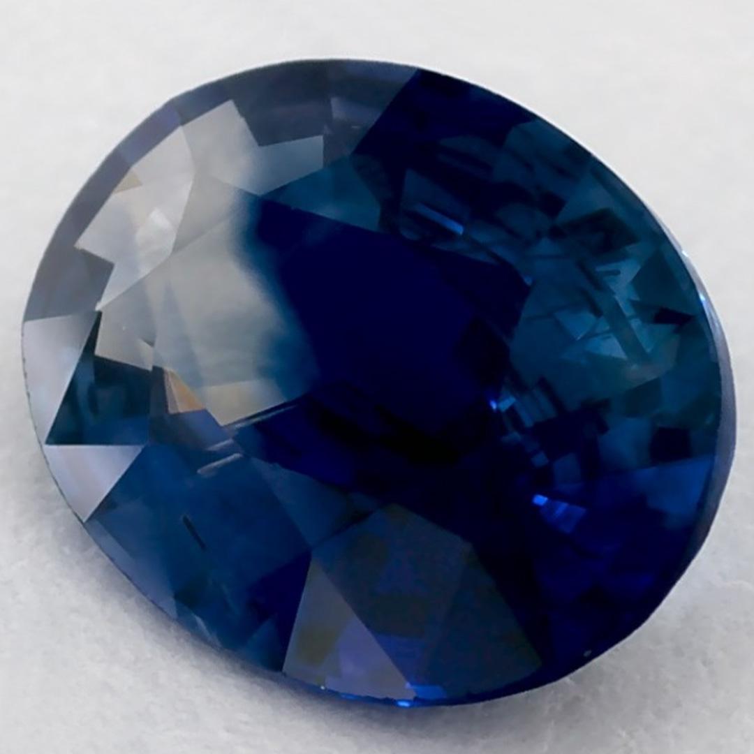Dieser natürliche blaue Saphir bietet Eleganz und Raffinesse. Mit seiner satten Farbsättigung und seinem präzisen Schliff ist er das perfekte Herzstück für einen Verlobungsring oder ein luxuriöses Schmuckdesign.

Dieser Saphir stammt aus Sri Lanka