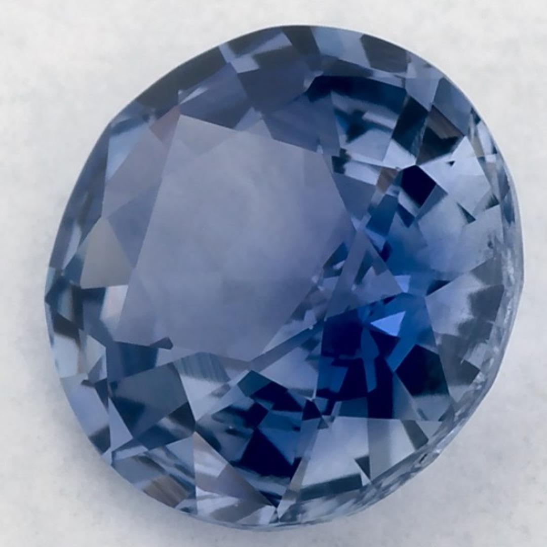 Este zafiro azul natural ofrece elegancia y sofisticación. Con su rica saturación de color y su corte preciso, es la pieza central perfecta para un anillo de compromiso o un diseño de joyería de lujo.

Este zafiro procede de Sri Lanka (Ceilán),