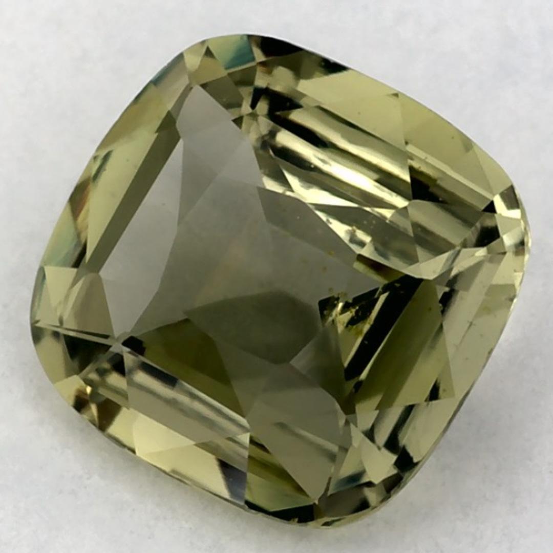 Este zafiro verde natural ofrece elegancia y sofisticación. Con su rica saturación de color y su corte preciso, es la pieza central perfecta para un anillo de compromiso o un diseño de joyería de lujo.

Este zafiro procede de Sri Lanka (Ceilán),