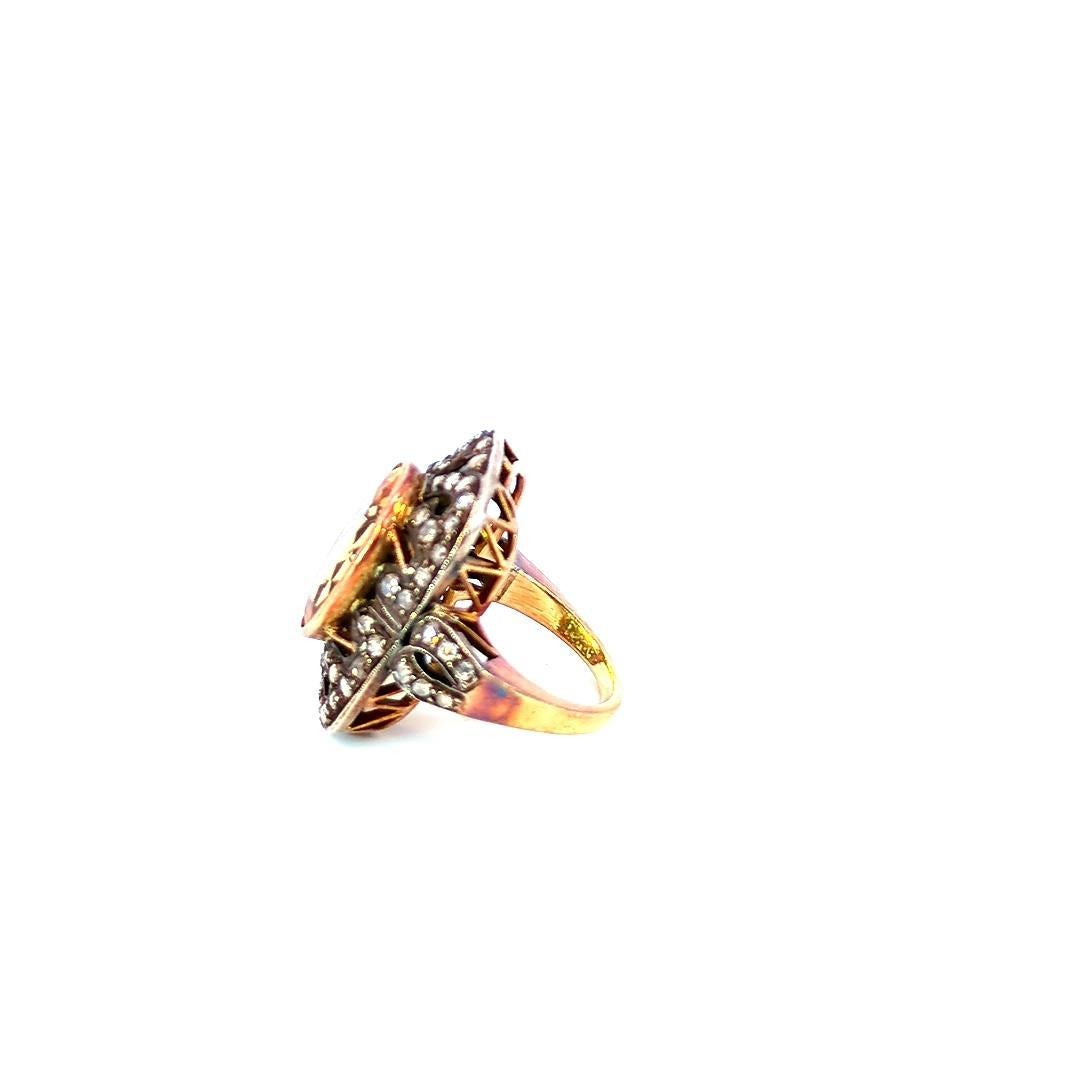 Découvrez l'allure de l'élégance intemporelle avec notre bague ancienne ovale en saphir jaune et diamant. Cette magnifique bague est ornée d'un impressionnant saphir jaune ovale de 12,90 carats, réputé pour sa teinte dorée vibrante et sa brillance