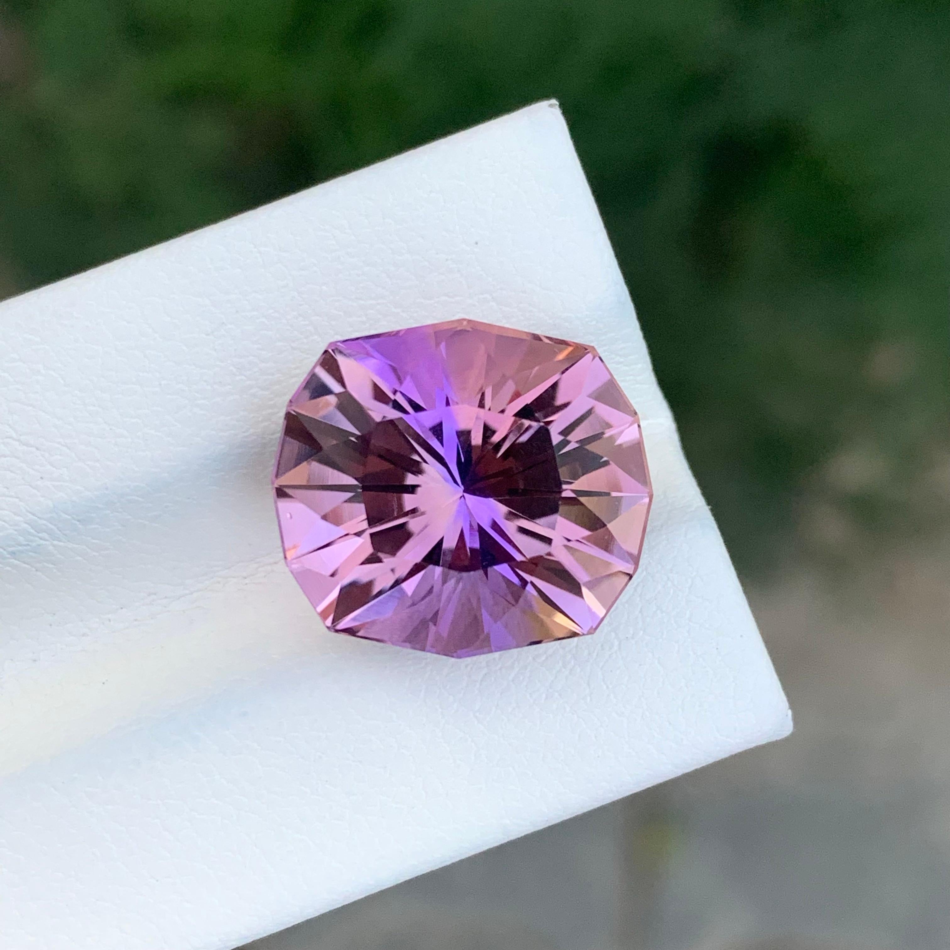 Facettierter Ametrin

Gewicht: 12,90 Karat
Abmessung: 15.7 x 13.9 x 11.2 Mm
Herkunft: Brasilien
Farbe: Lila & Gelb
Behandlung: Nicht
Bescheinigung: Auf Anfrage
Schnitt: Kissen 
.
Der Ametrin ist ein einzigartiger und fesselnder Edelstein, der eine