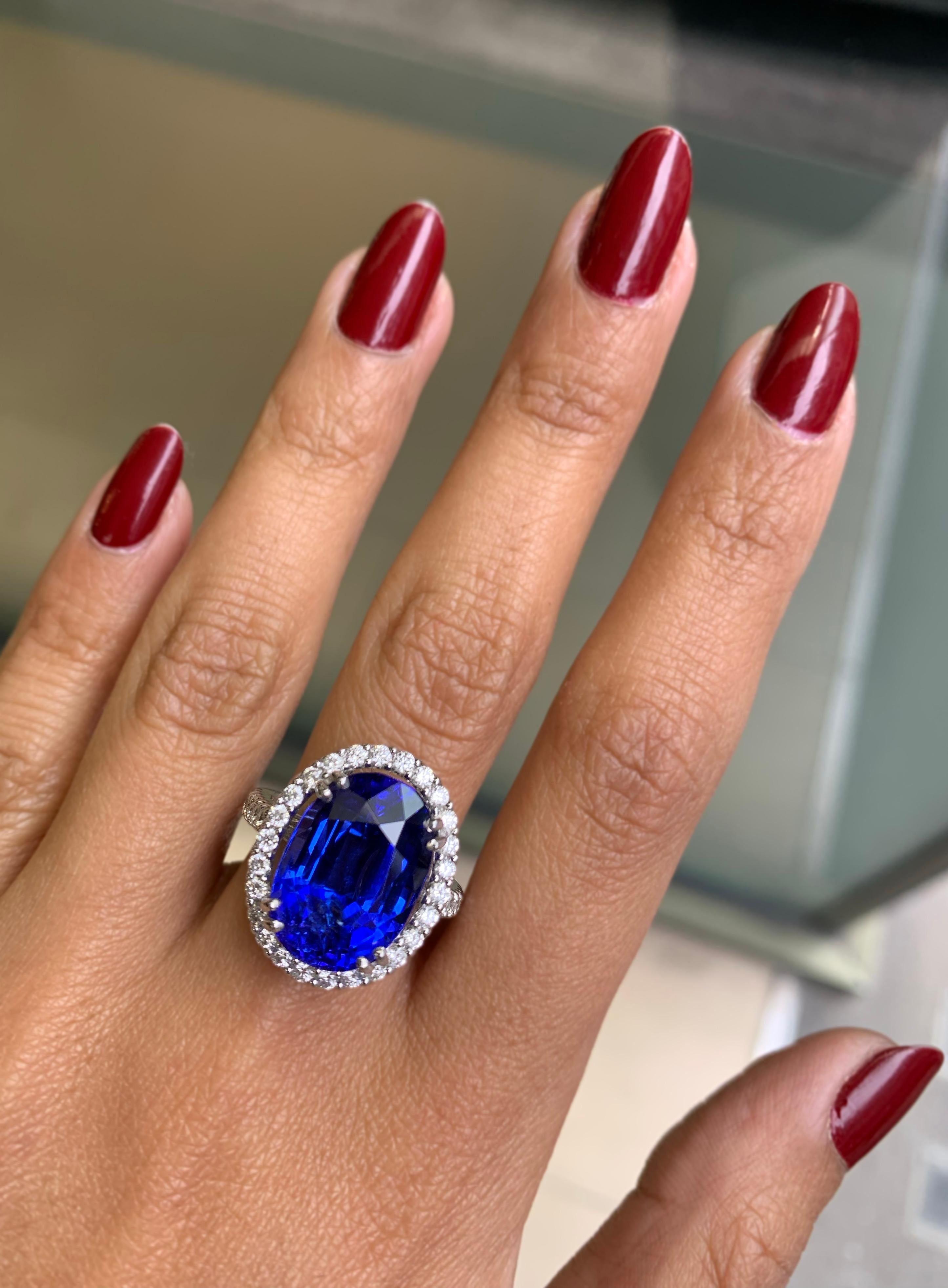 12.90 Carat Oval Tanzanite and Diamond Cocktail Ring In New Condition For Sale In London, GB