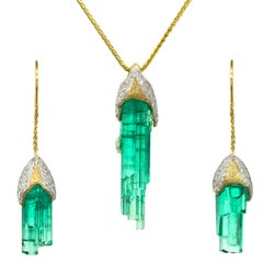 Conjunto de colgante y pendientes de oro de 14K con esmeraldas en bruto de 12,90 quilates y diamantes de 0,55 quilates