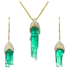 Conjunto de colgante y pendientes de oro de 14K con esmeraldas en bruto de 12,90 quilates y diamantes de 0,55 quilates