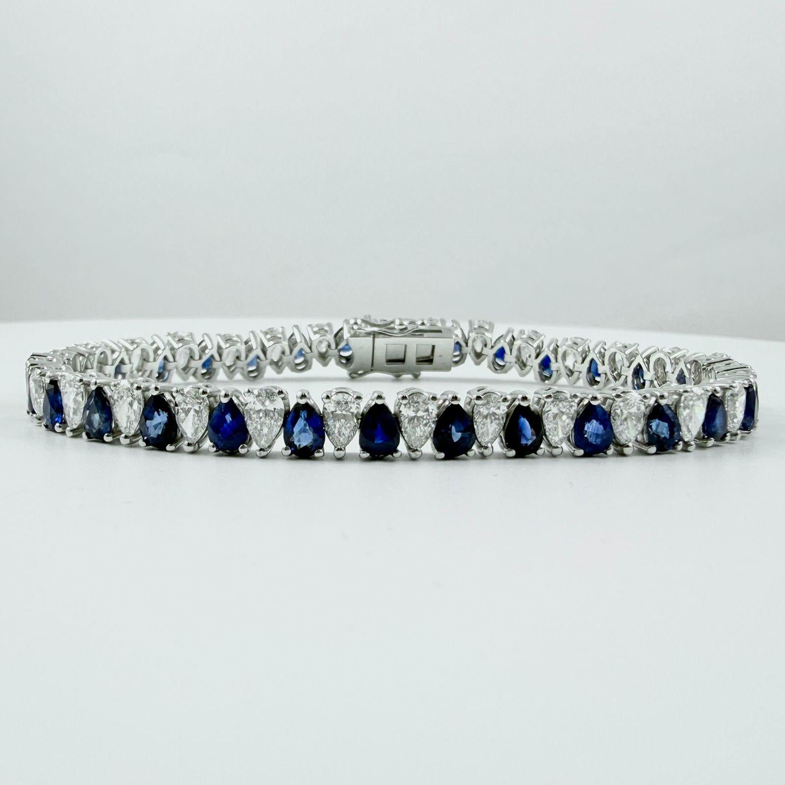 Esta magnífica pulsera tenis combina el ardiente brillo de los diamantes con el profundo encanto de los zafiros, tallados en elegantes formas de pera para un efecto refinado y espectacular. Con 60 zafiros en forma de pera y diamantes alternados, la