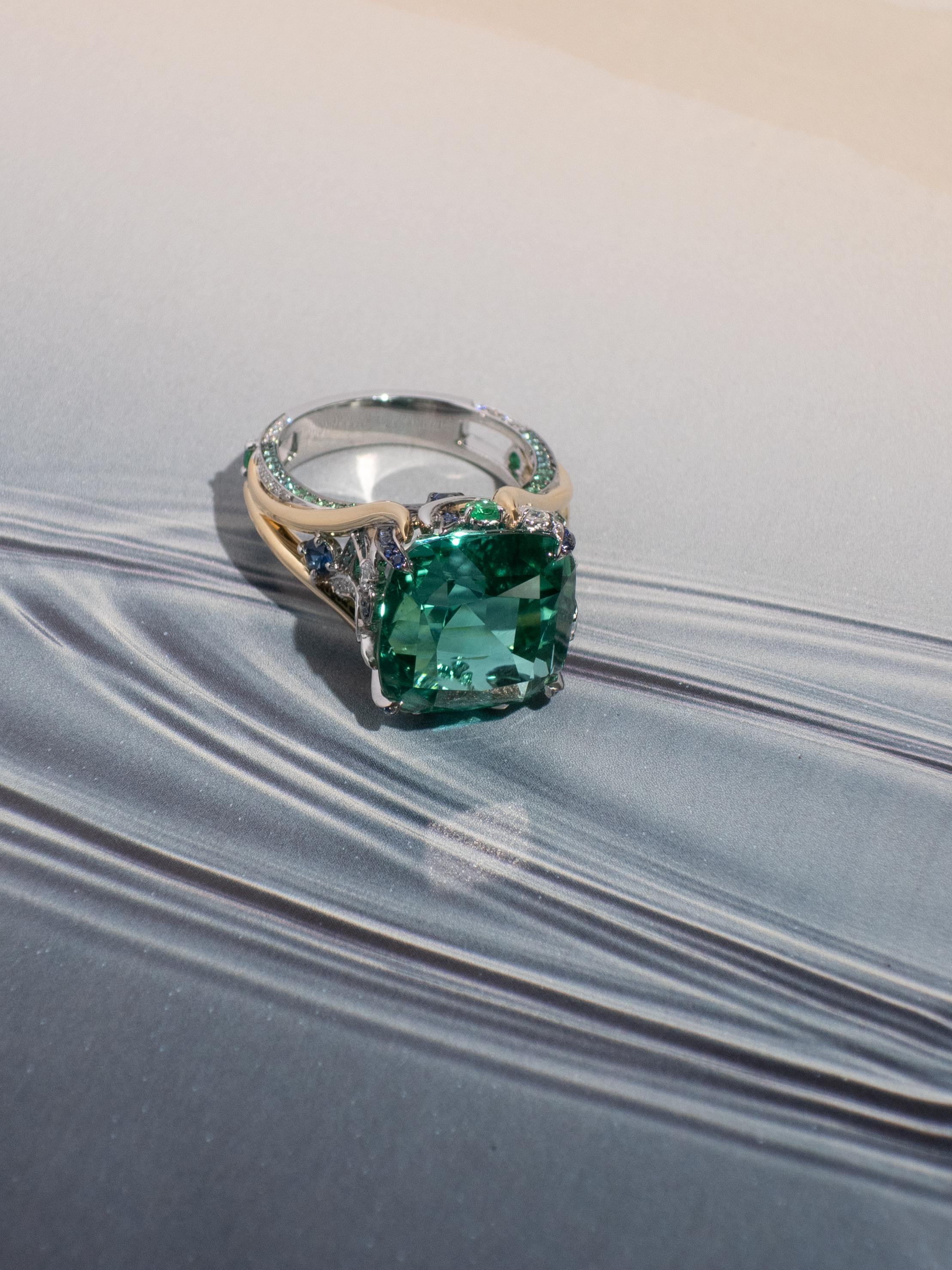 12.92 Carat Lagoon Tourmaline Cocktail Ring in 18k Gold In New Condition For Sale In Bangkok, TH