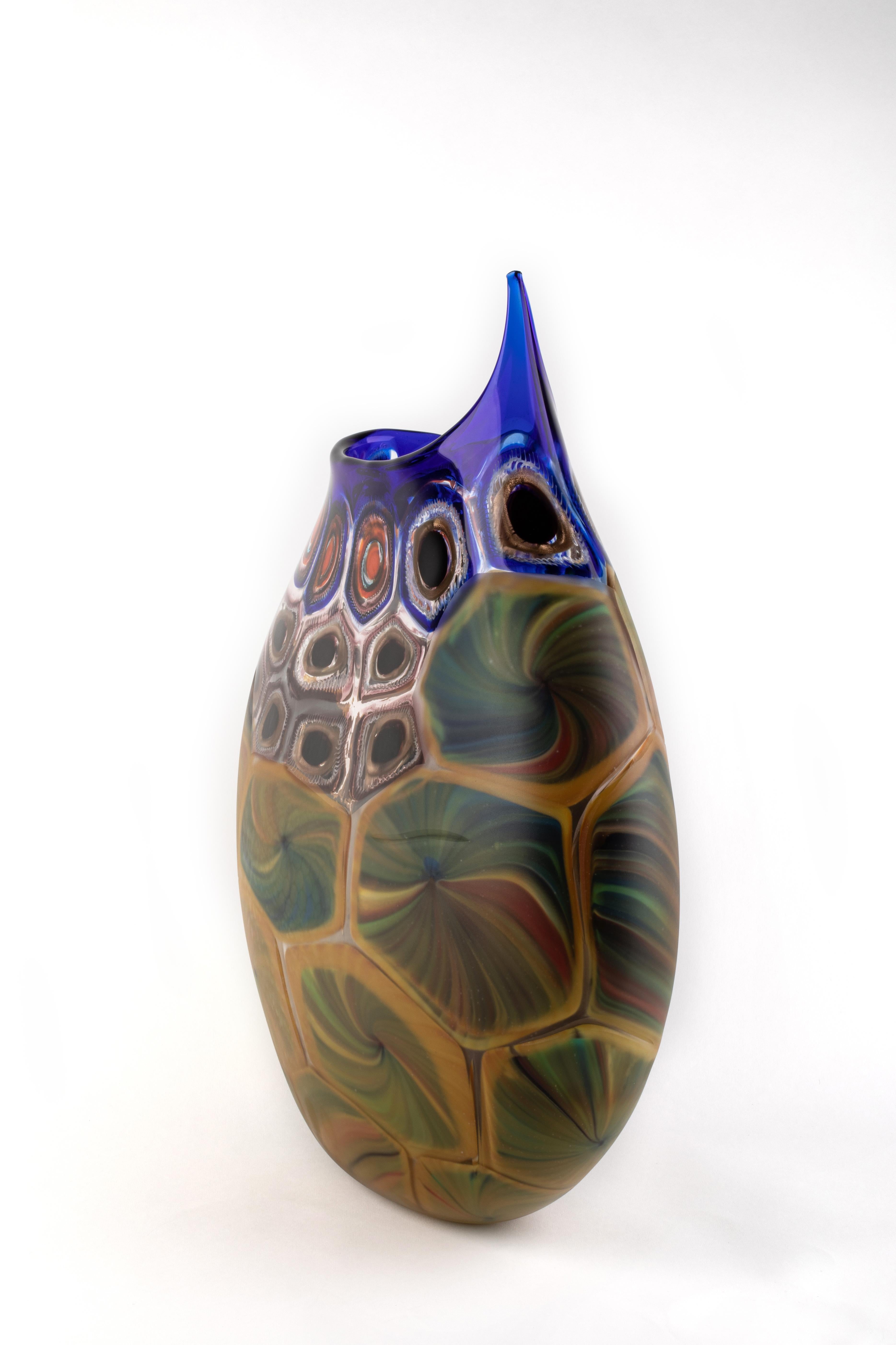 Superbe vase d'art en verre fabriqué à la main à Murano / Venise, 
Il a été fabriqué à la main pour 1295 MURANO, par le grand maître Luca Vidal, à Venise.
Ce vase-sculpture est réalisé selon plusieurs techniques anciennes du verre de Murano. 
Il