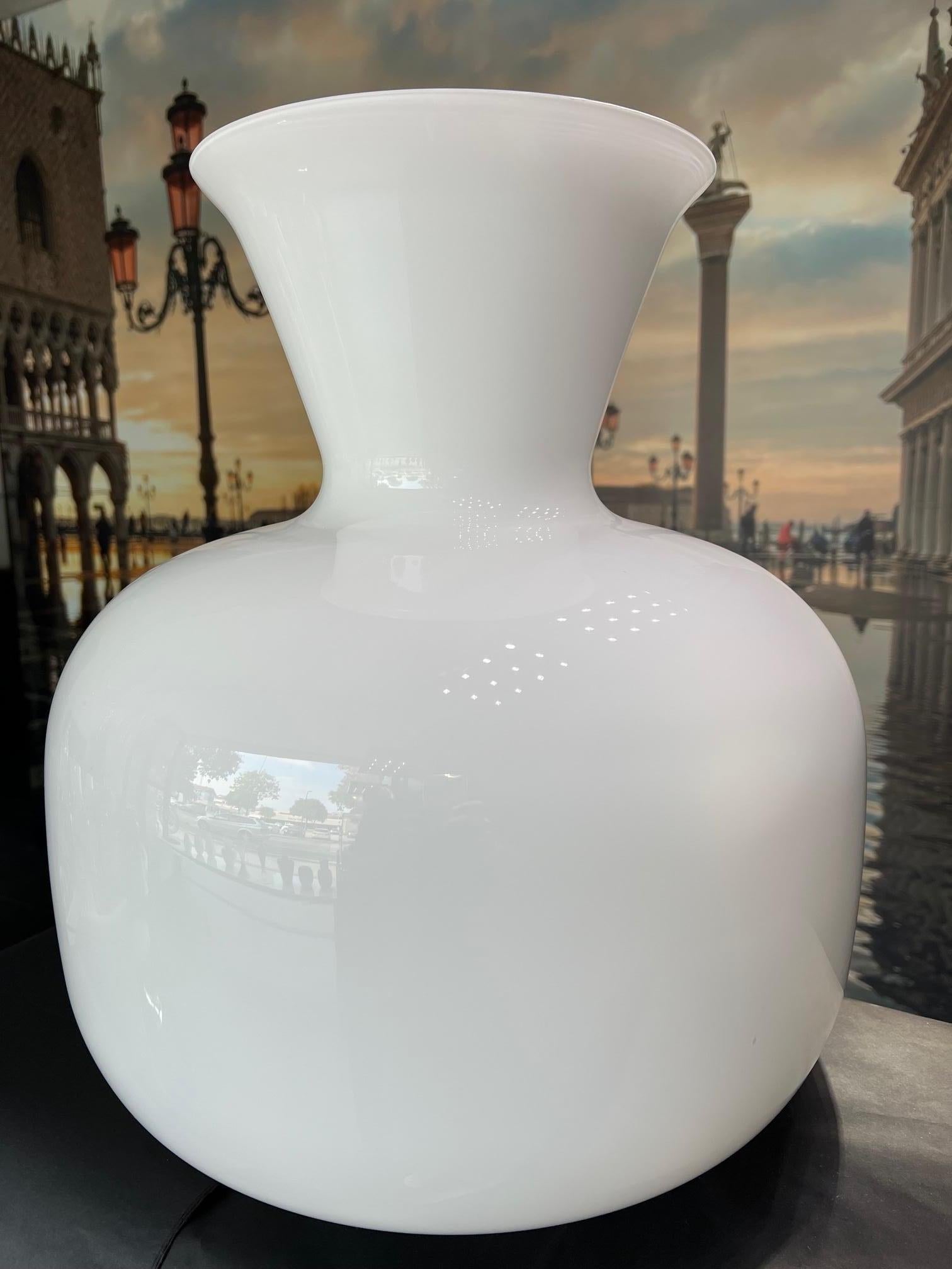 1295 Murano Hand Blown White Murano Glass Design Big In New Condition For Sale In Venice, VE