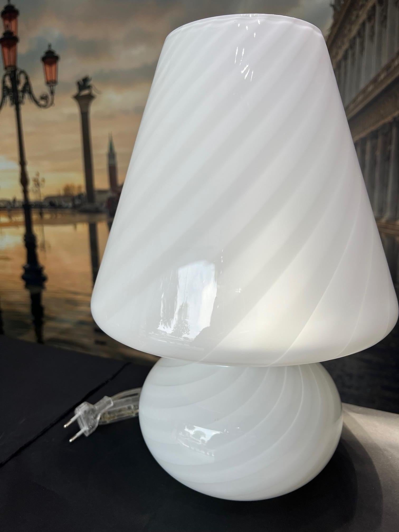 1295 Murano, handgefertigte Abat Jour Weiße Torchon-Tischlampe aus mundgeblasenem Glas, 2 Stck. (Italienisch) im Angebot