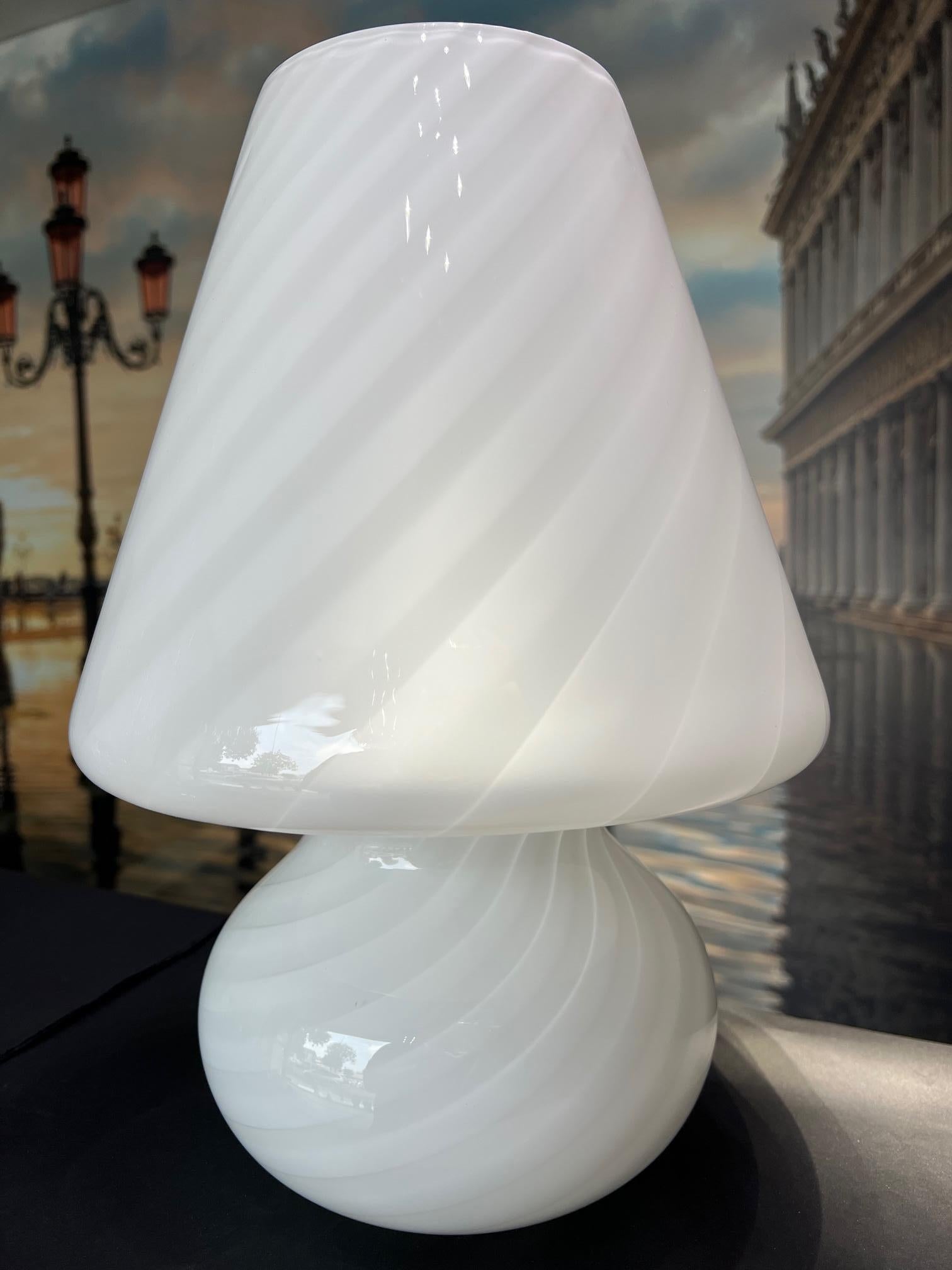 1295 Murano, handgefertigte Abat Jour Weiße Torchon-Tischlampe aus mundgeblasenem Glas, 2 Stck. (Handgefertigt) im Angebot