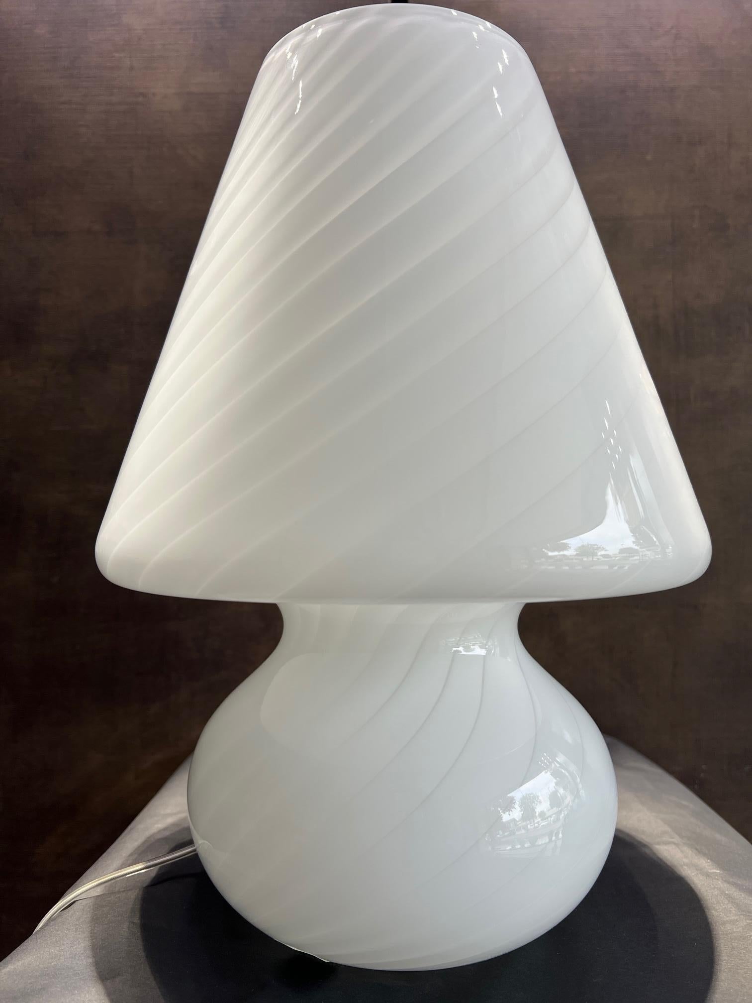 1295 Murano, handgefertigte Abat Jour Weiße Torchon-Tischlampe aus mundgeblasenem Glas, 2 Stck. (Geblasenes Glas) im Angebot