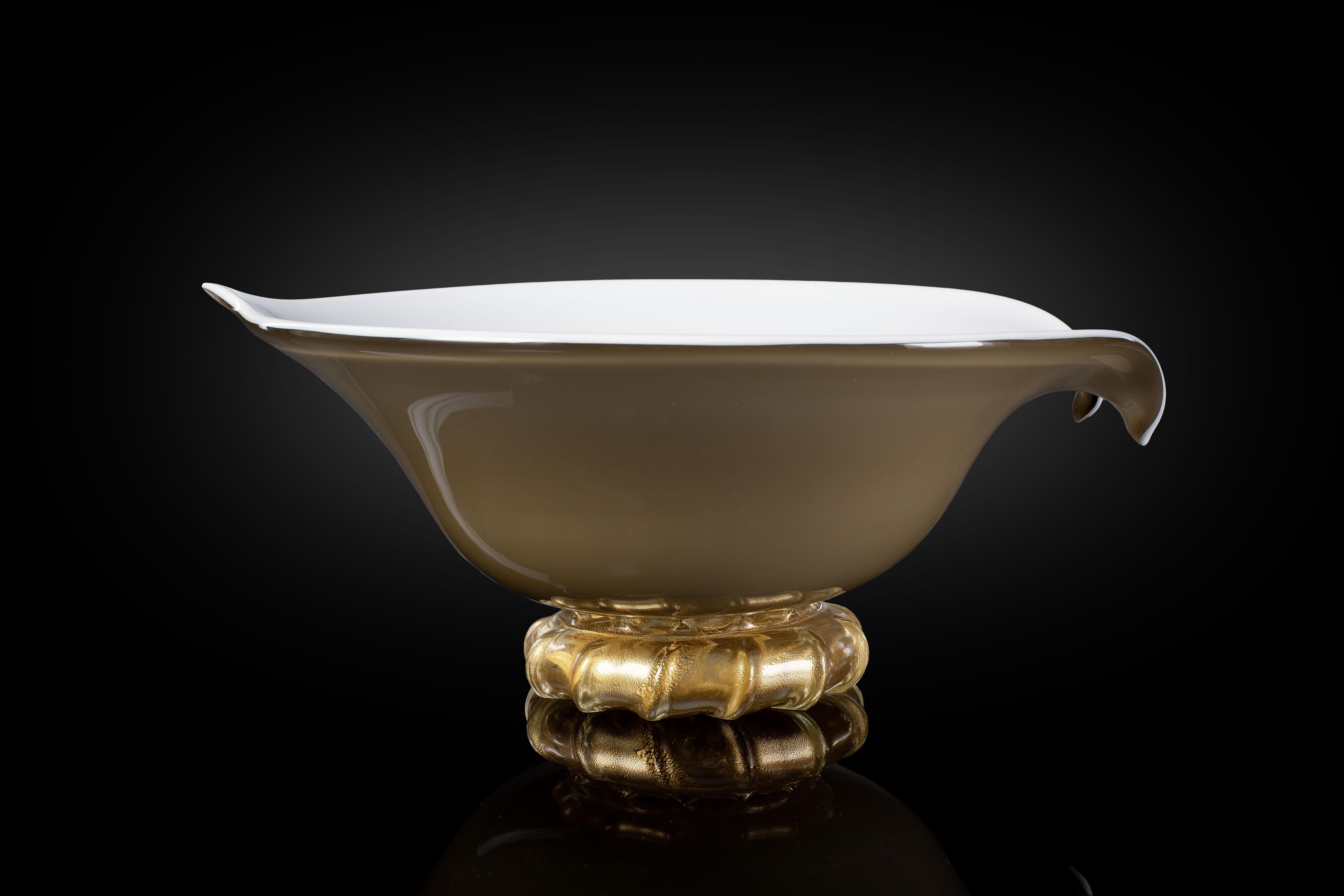 Unser Ziel ist die Emotion, durch das Glas, durch den Geist der Kunst zu erhellen.

1295 MURANO ist ein Ofen, ein Designlabor und eine Innenansicht
Zu den exklusivsten Produktionen aus Murano-Glas.
Unser Glas ist original, hergestellt mit den