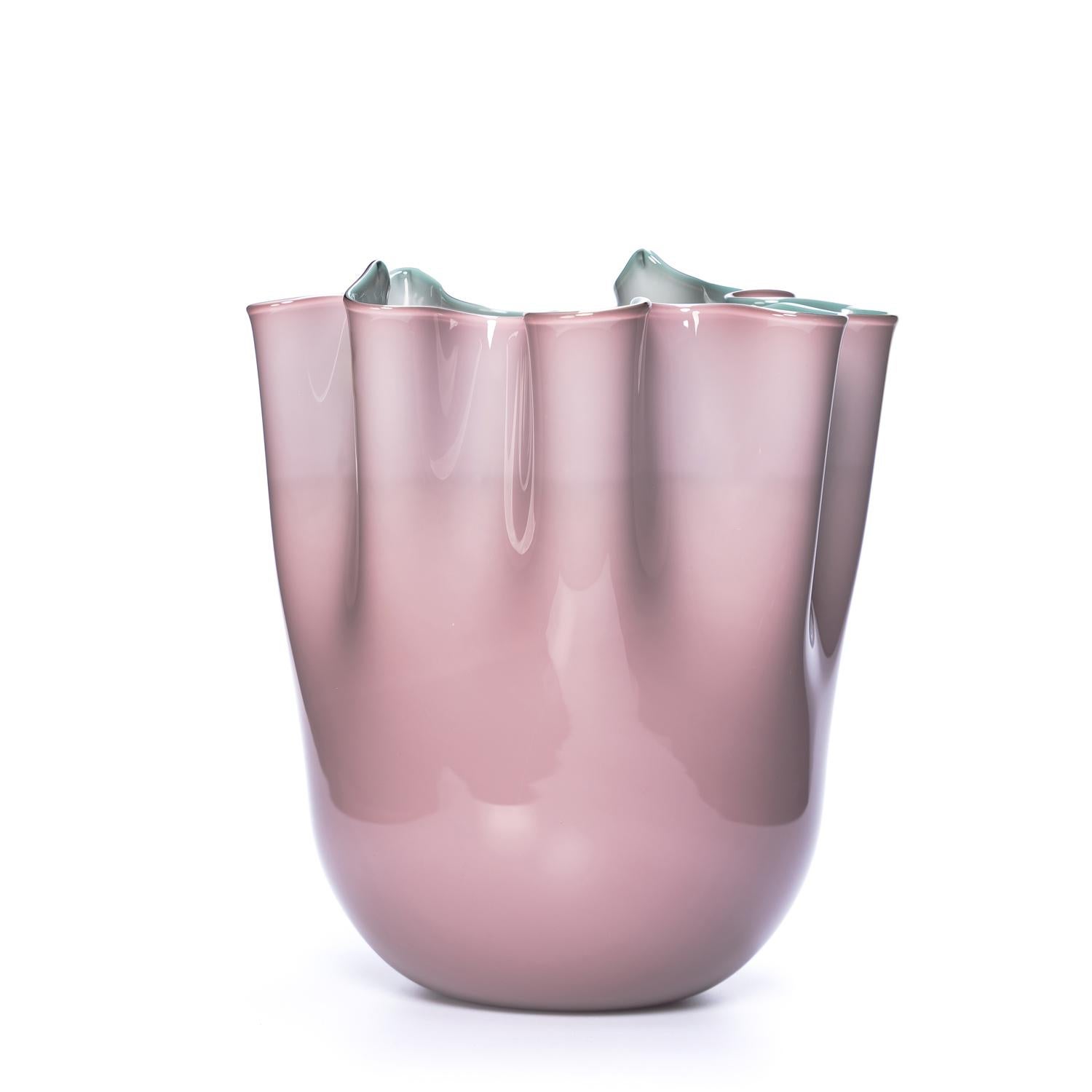 Wir freuen uns, Ihnen unsere neueste Kreation vorstellen zu können - diese exquisite Vase aus Murano-Glaskunst. 
Unser Ziel ist es, mit unserer Kunst Emotionen zu wecken, und wir sind stolz darauf, Ihnen diese atemberaubende Vase zu präsentieren,