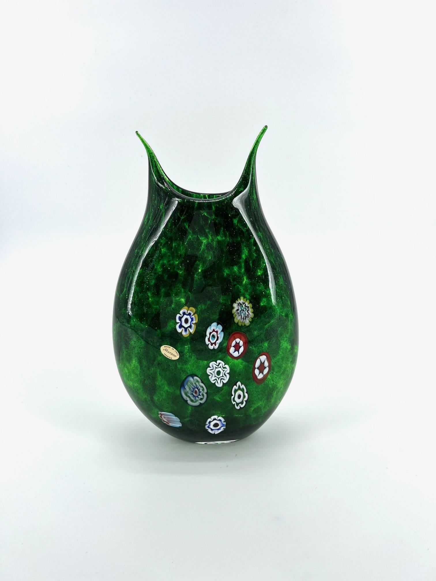 Notre objectif est l'émotion à travers la création de pièces d'art en verre de Murano.
 
Ce vase d'art est fait d'Avventurina vert rare et beau, qui donne à cette pièce d'art un réflexe étonnant, Murano multicolore Murrine compléter le