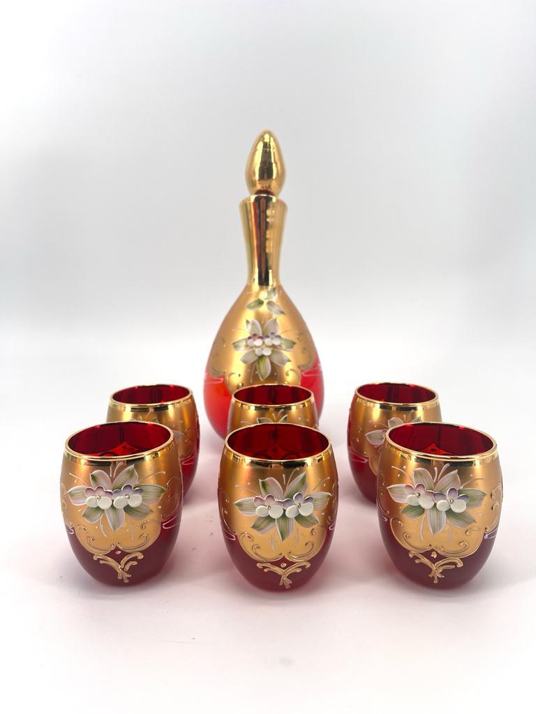 Questo straordinario set è composto da una magnifica bottiglia / decanter e sei bicchieri, ciascuno dei quali è stato sapientemente realizzato a mano con il pregiato vetro di Murano. La qualità e la trasparenza distintive di questo materiale