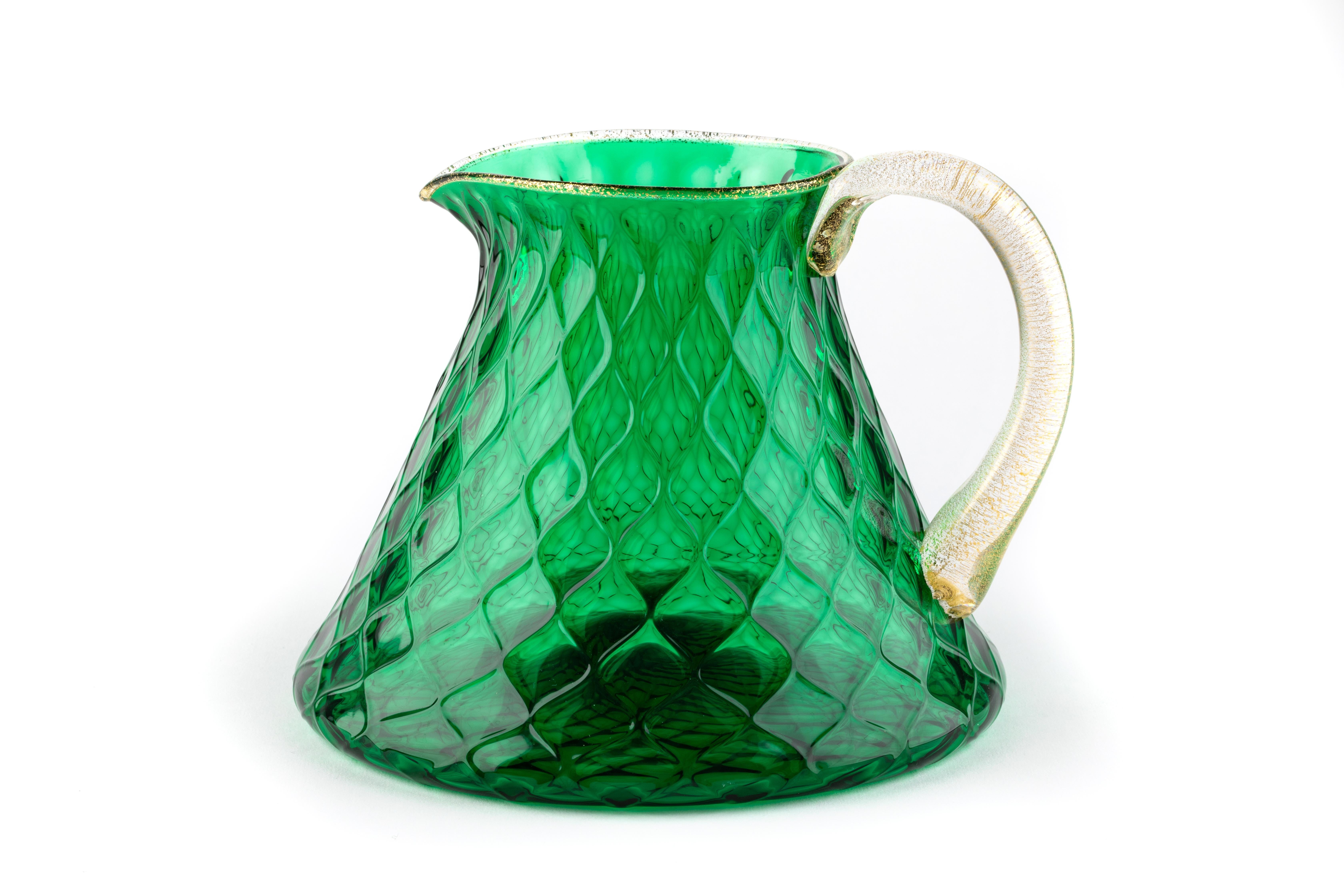 Bienvenue dans le monde exclusif de l'art du verre de Murano, où l'artisanat traditionnel rencontre l'élégance intemporelle. Nous sommes fiers de présenter notre ensemble de 6 verres et 1 carafe, une création unique réalisée à la main par des