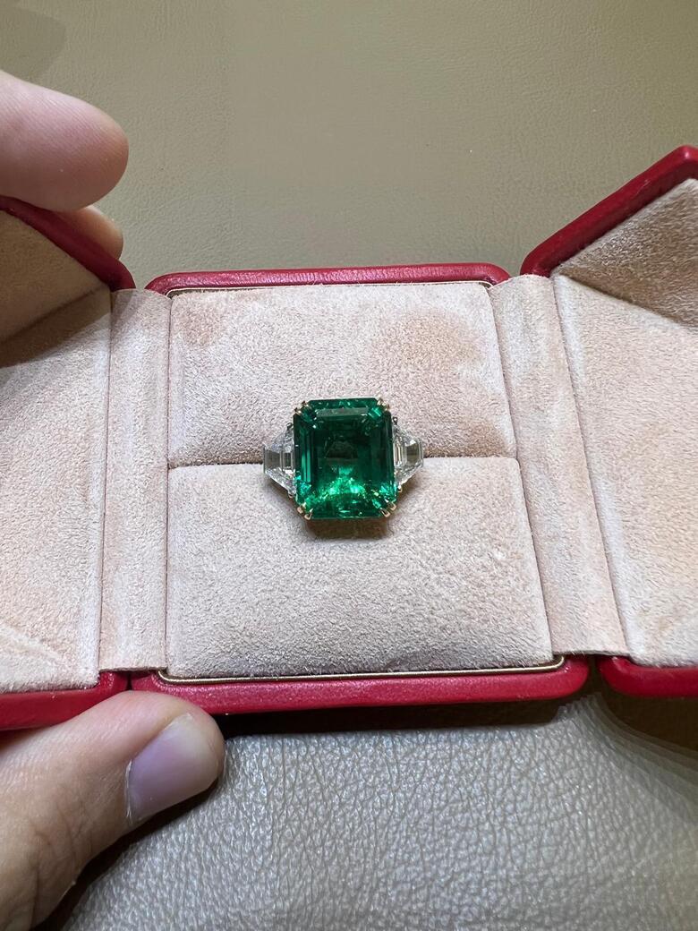 Moderno Anello con smeraldo e diamante colombiano senza olio, certificato SSEF Gübelin AGL in vendita