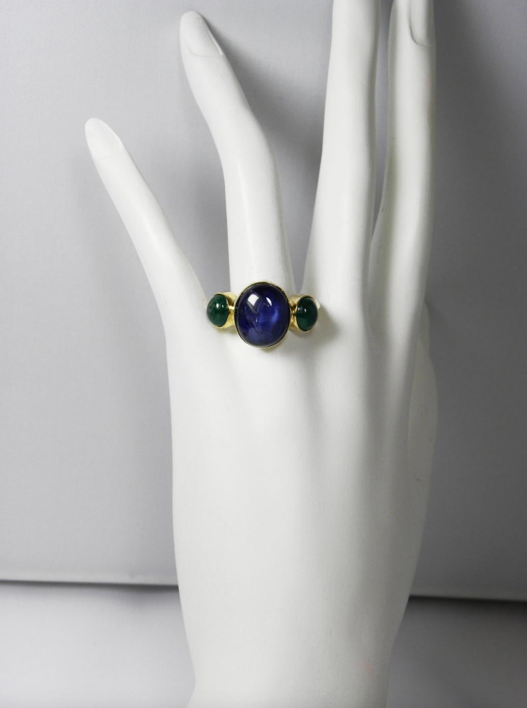 Contemporary 12.99 Carat Natural Untreated Sapphire and Emerald Ring 18 Karat Yellow Gold
