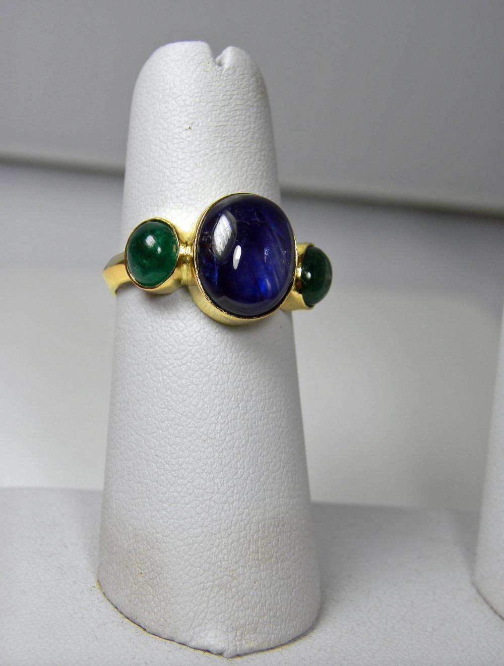 Cabochon 12.99 Carat Natural Untreated Sapphire and Emerald Ring 18 Karat Yellow Gold