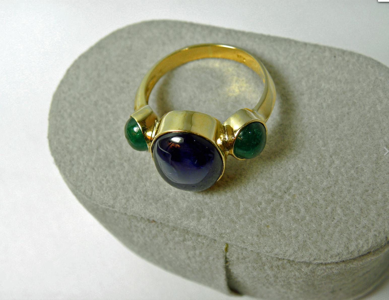 Women's or Men's 12.99 Carat Natural Untreated Sapphire and Emerald Ring 18 Karat Yellow Gold