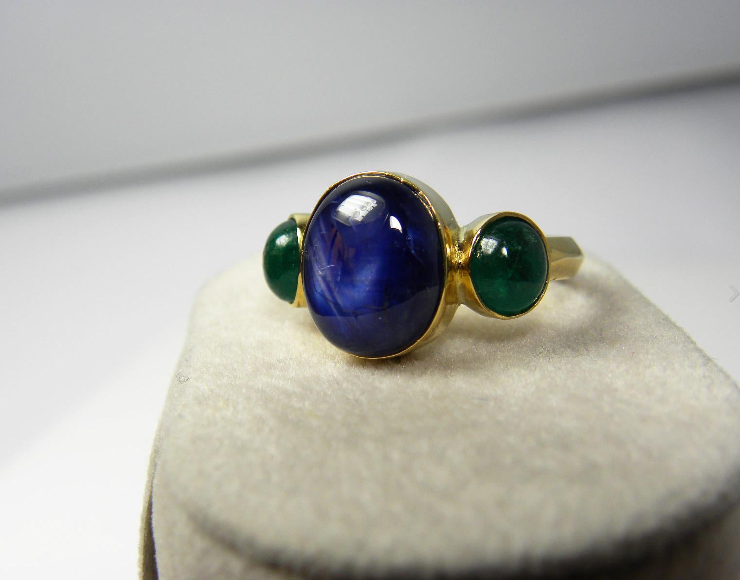 12.99 Carat Natural Untreated Sapphire and Emerald Ring 18 Karat Yellow Gold 2