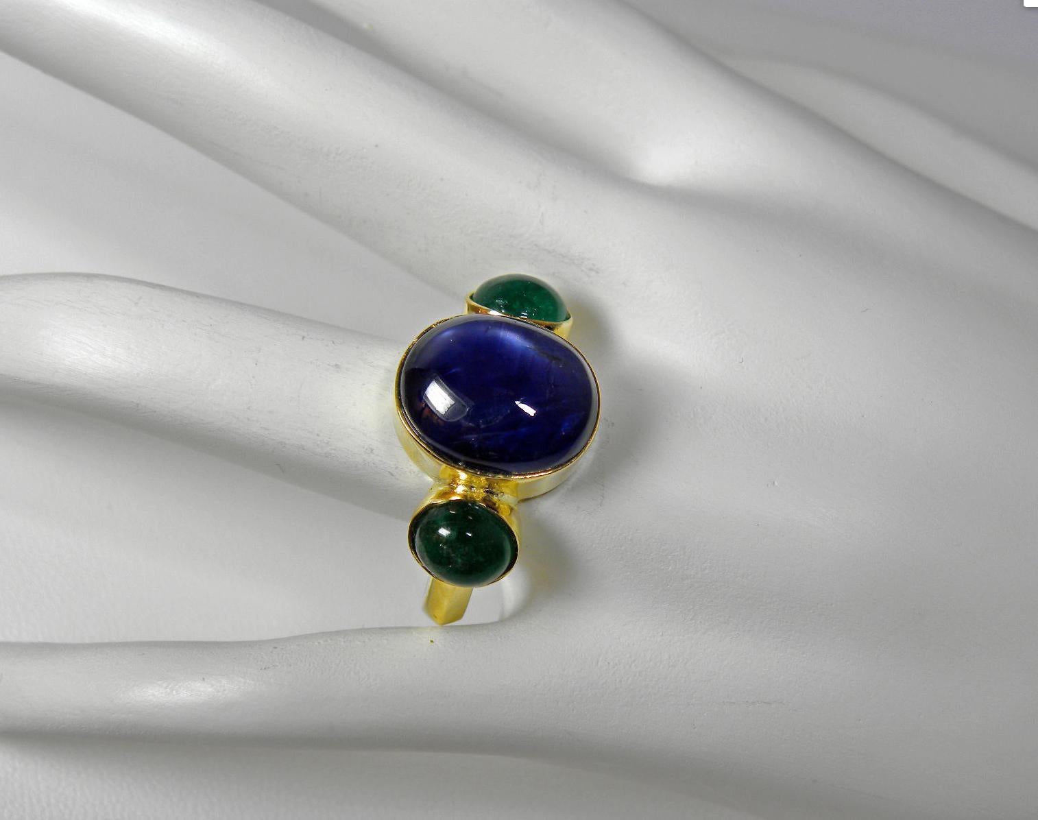 12.99 Carat Natural Untreated Sapphire and Emerald Ring 18 Karat Yellow Gold 4