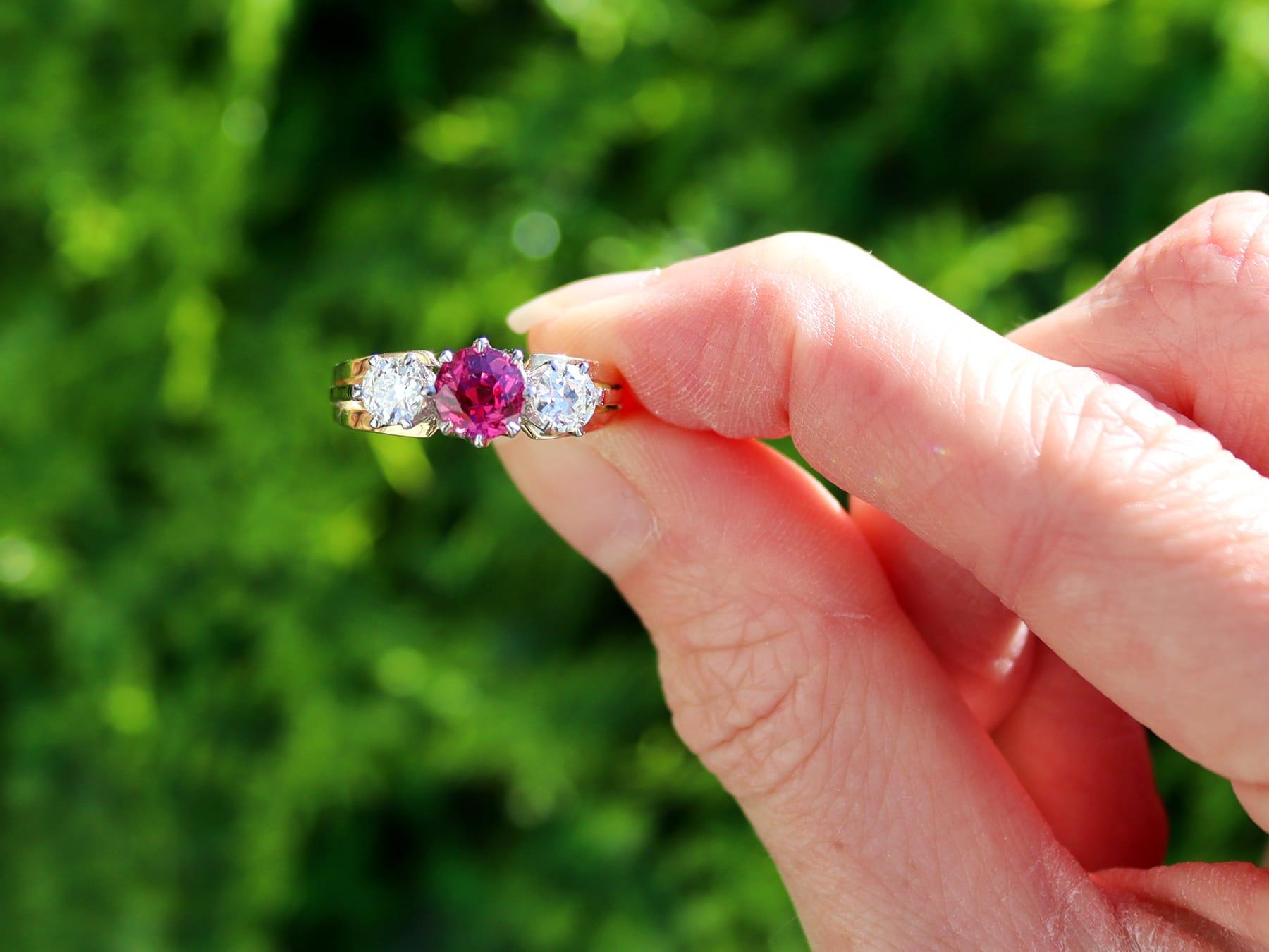 Superbe, belle et impressionnante bague ancienne et vintage de 1,29 carat de rubis et 0,60 carat de diamant, en or jaune 18 carats, or blanc, sertie de trois pierres/trilogie ; un ajout à notre collection de bijoux en rubis.

Cette bague fine et
