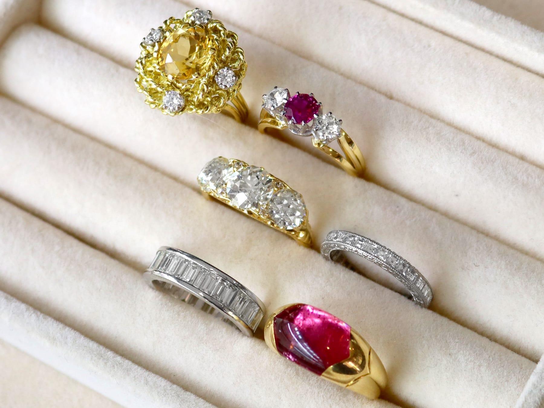 Taille ronde Bague trilogie en or jaune 18 carats avec rubis de 1,29 carat et diamants de 0,60 carat en vente
