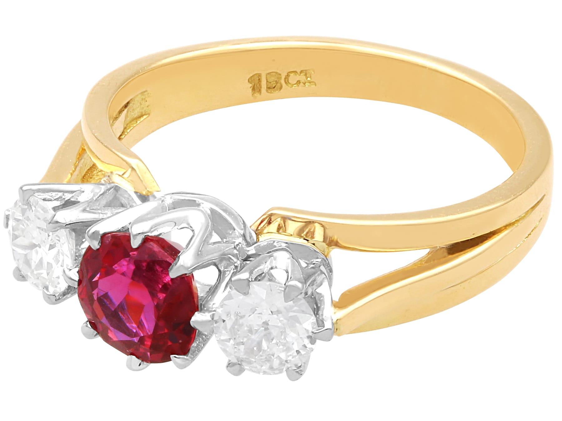 Bague trilogie en or jaune 18 carats avec rubis de 1,29 carat et diamants de 0,60 carat Excellent état - En vente à Jesmond, Newcastle Upon Tyne