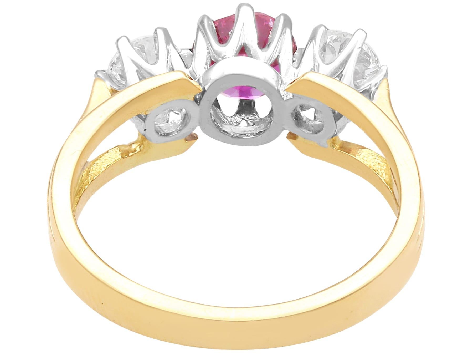 Bague trilogie en or jaune 18 carats avec rubis de 1,29 carat et diamants de 0,60 carat Unisexe en vente