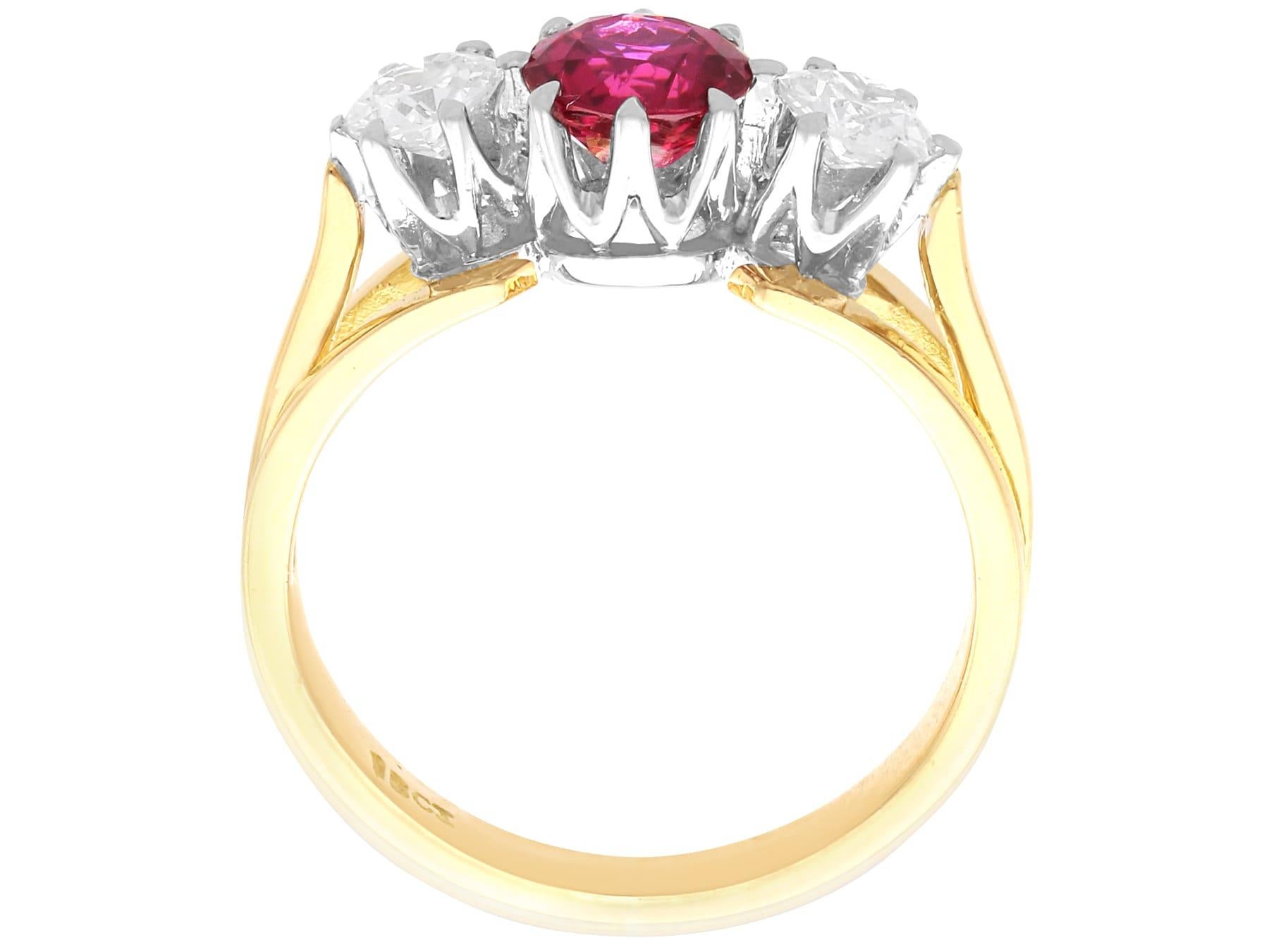 Bague trilogie en or jaune 18 carats avec rubis de 1,29 carat et diamants de 0,60 carat en vente 1
