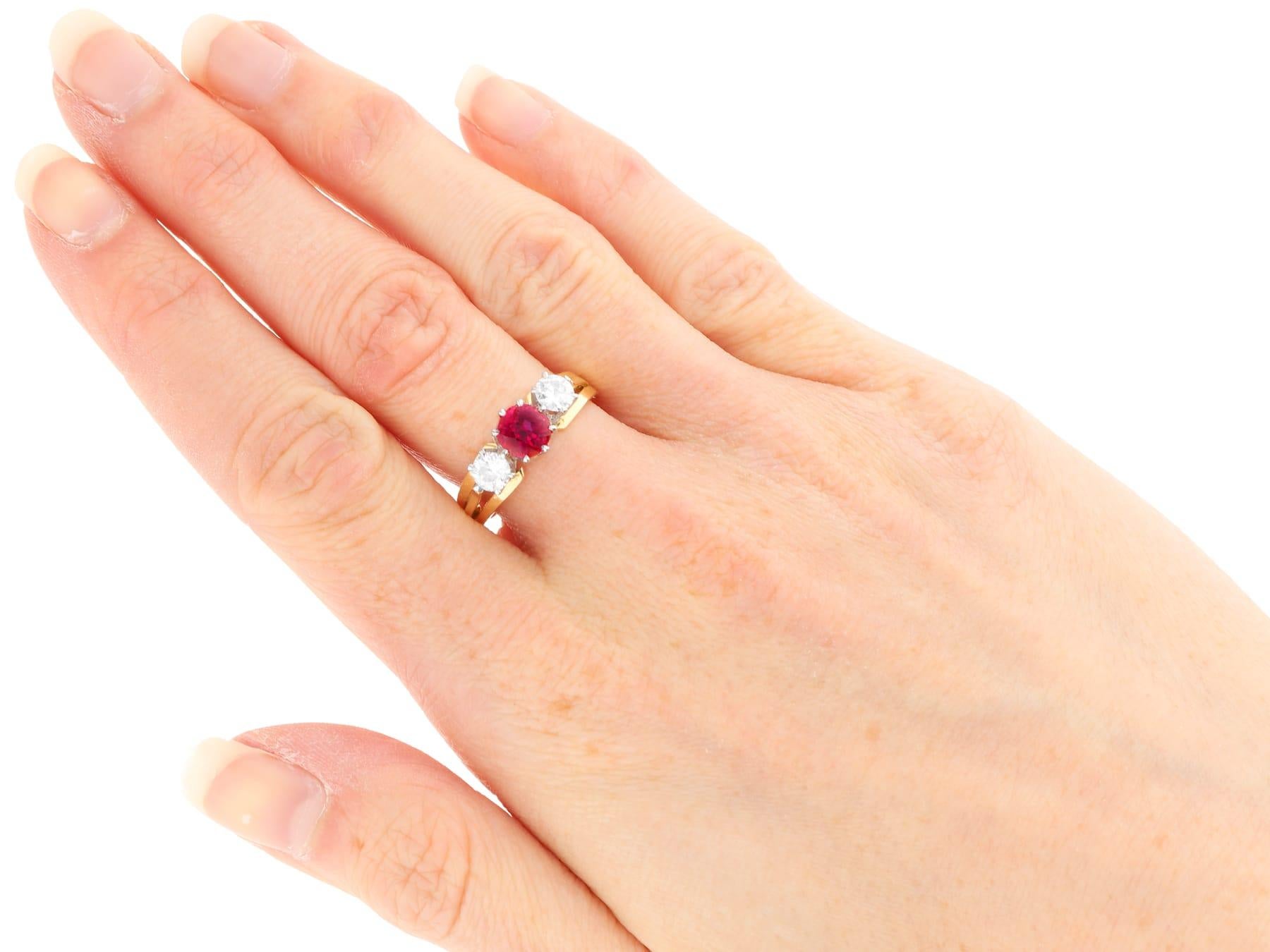 Bague trilogie en or jaune 18 carats avec rubis de 1,29 carat et diamants de 0,60 carat en vente 2