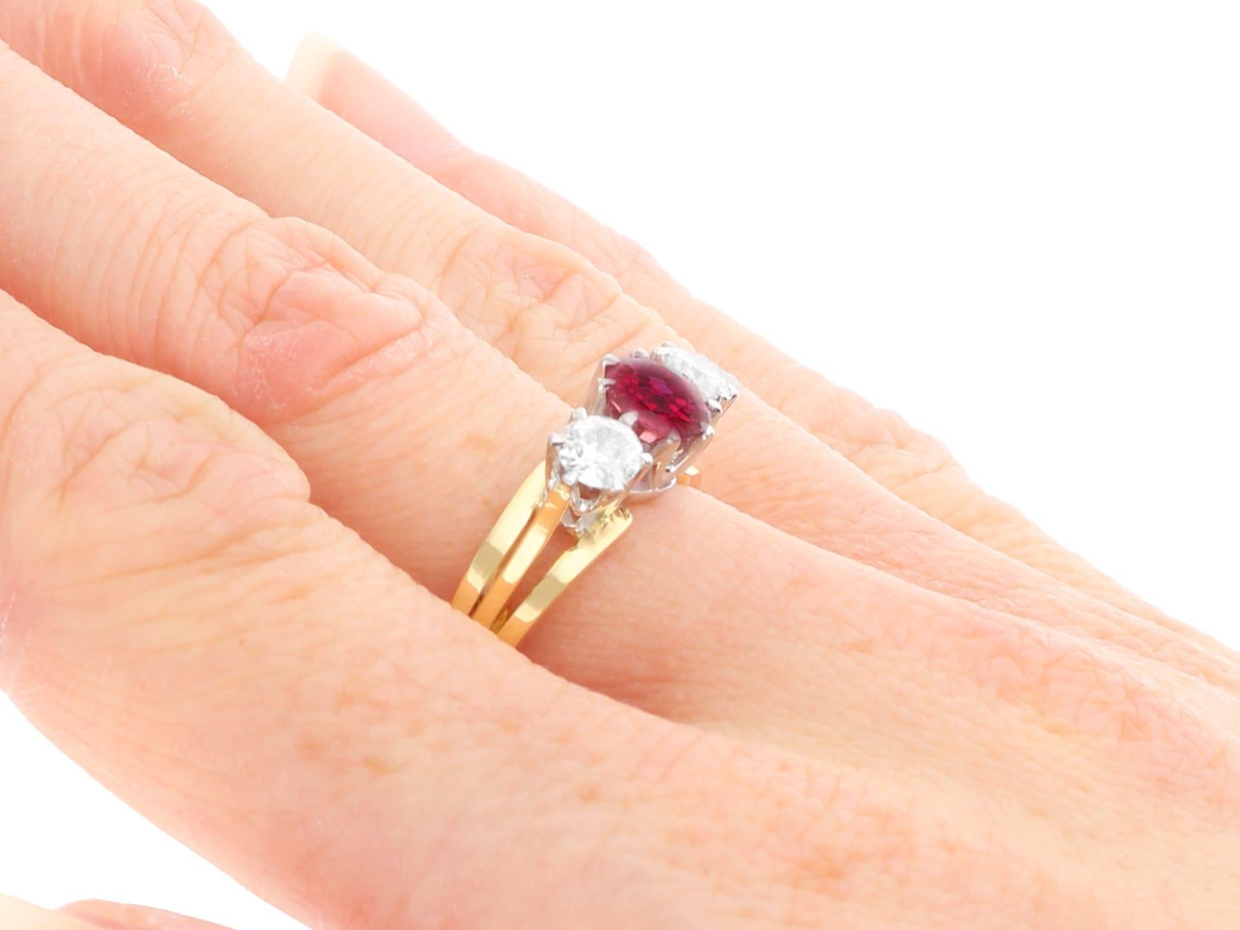 Bague trilogie en or jaune 18 carats avec rubis de 1,29 carat et diamants de 0,60 carat en vente 3
