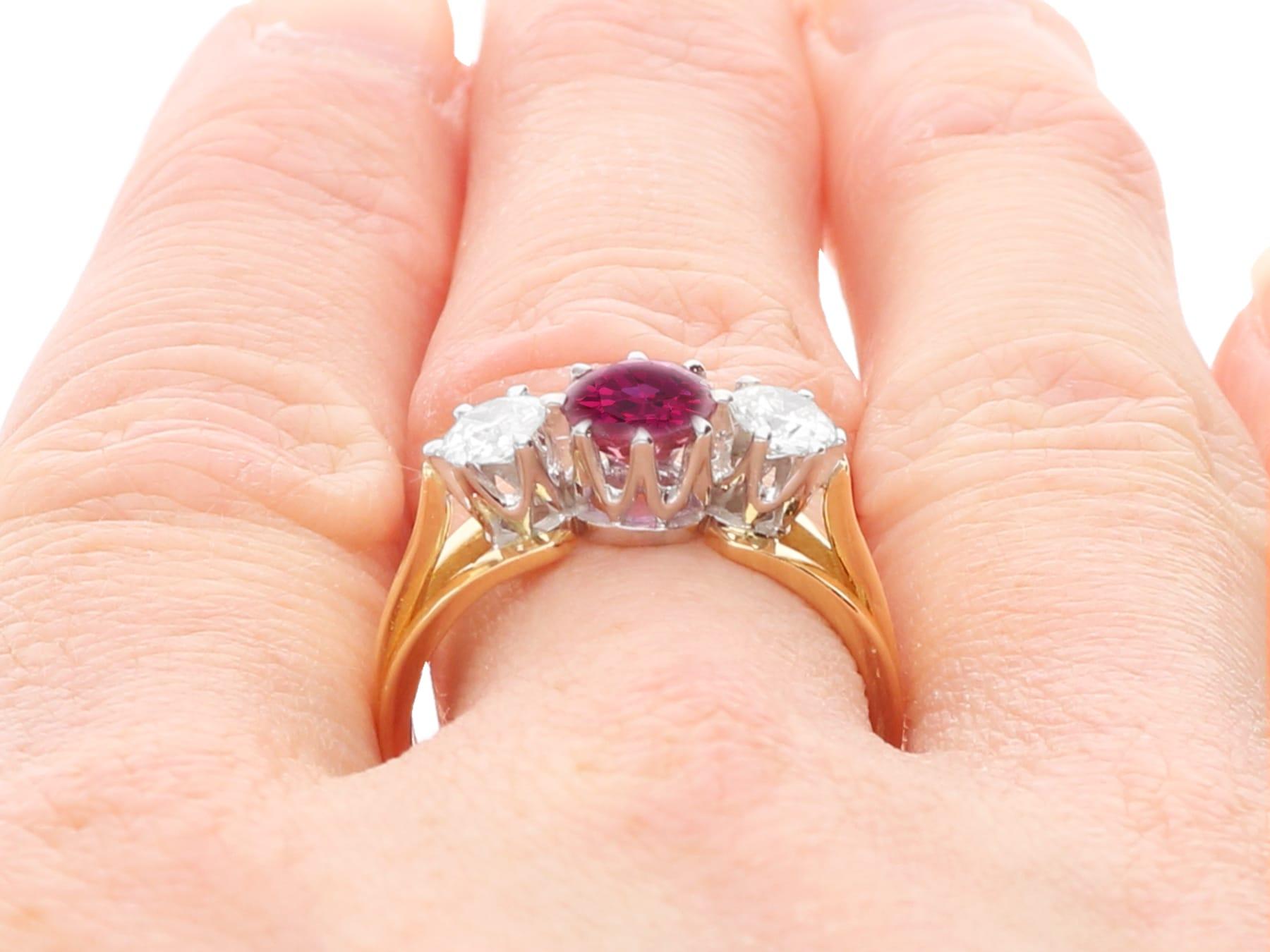 Bague trilogie en or jaune 18 carats avec rubis de 1,29 carat et diamants de 0,60 carat en vente 4
